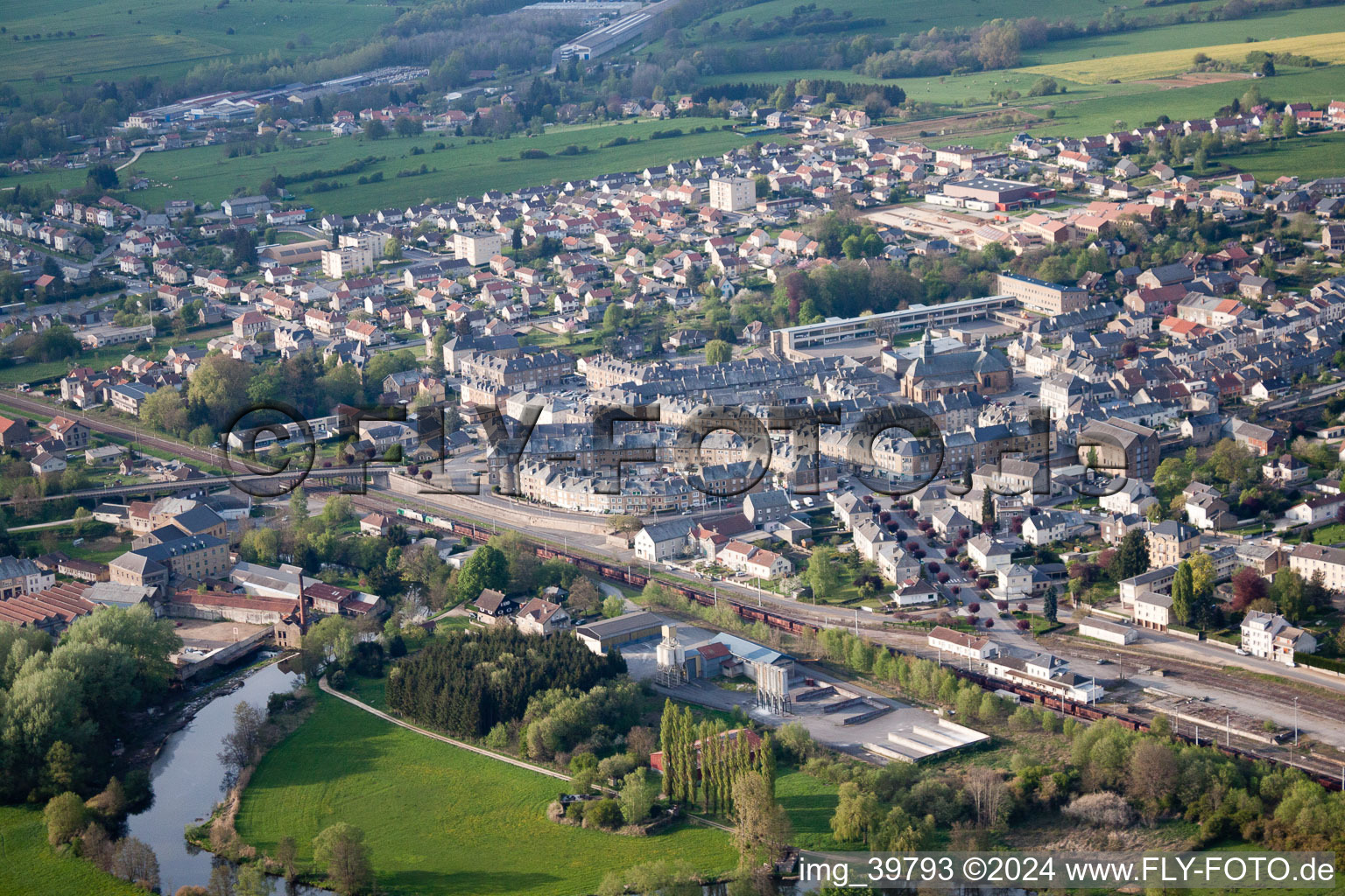 Vue aérienne de Vieille ville à Carignan dans le département Ardennes, France