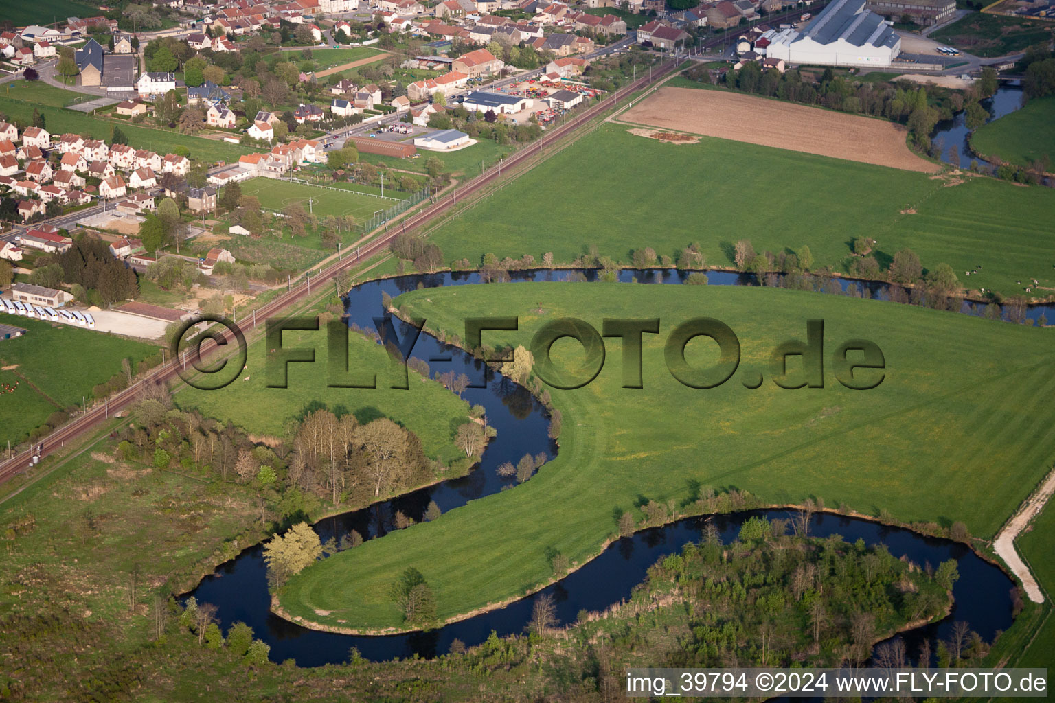 Vue aérienne de Boucles de la rivière Chiers à Blagny dans le département Ardennes, France