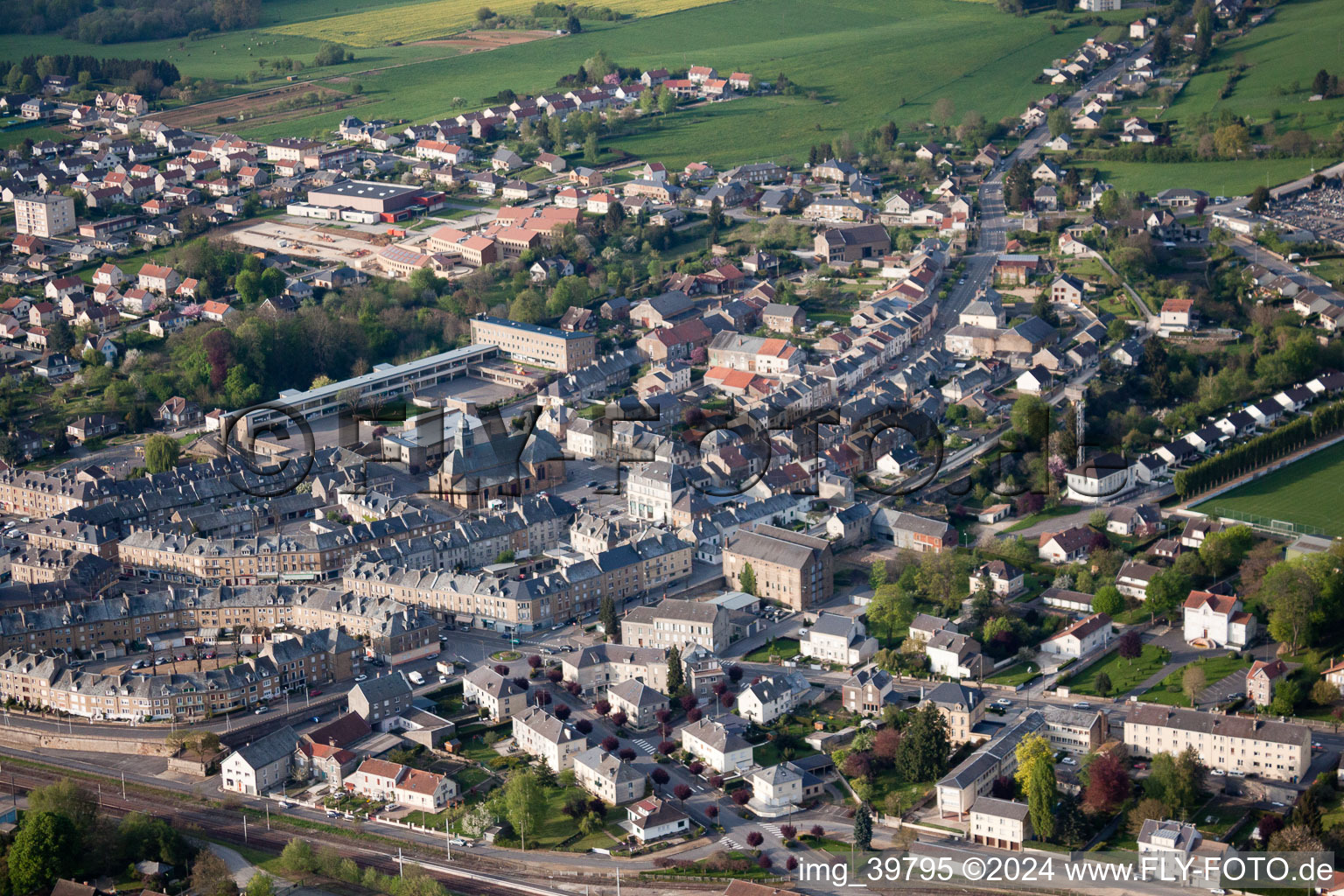 Vue aérienne de Carignan dans le département Ardennes, France