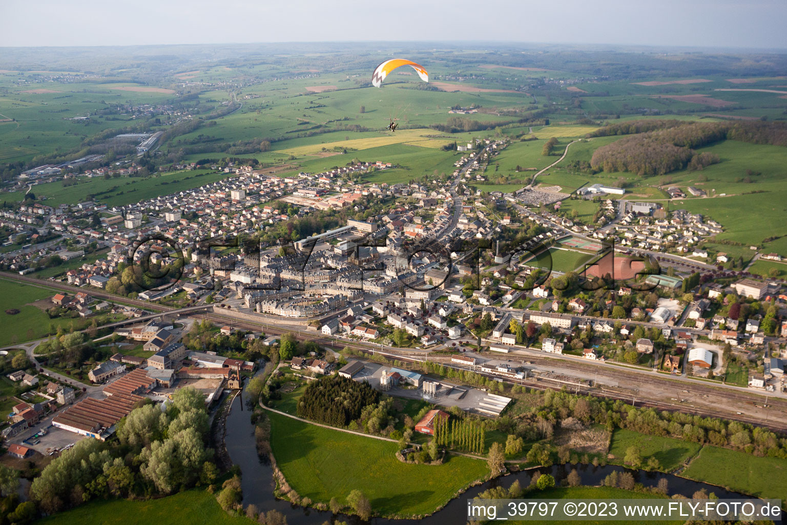 Vue aérienne de Carignan dans le département Ardennes, France