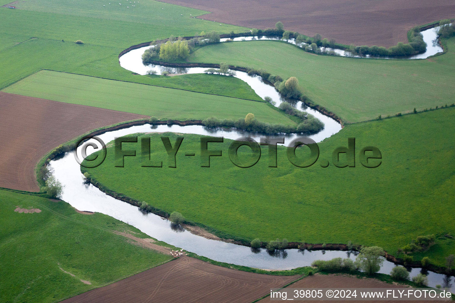 Vue aérienne de Boucle courbe des berges le long de la rivière La Chiers à Carignan dans le département Ardennes, France