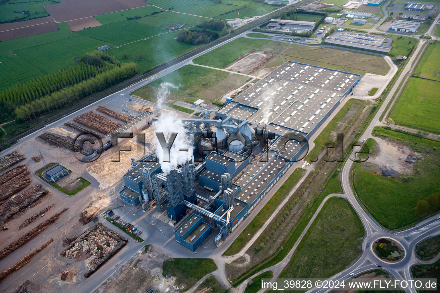 Vue aérienne de Installations techniques dans la zone industrielle UNILIN à Bazeilles dans le département Ardennes, France