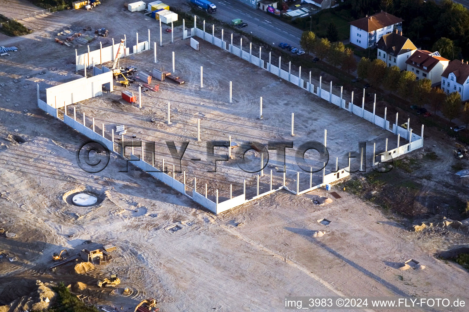 Vue aérienne de Parc commercial Maximiliancenter à Wörth-Maximiliansau, chantier Globus à le quartier Maximiliansau in Wörth am Rhein dans le département Rhénanie-Palatinat, Allemagne