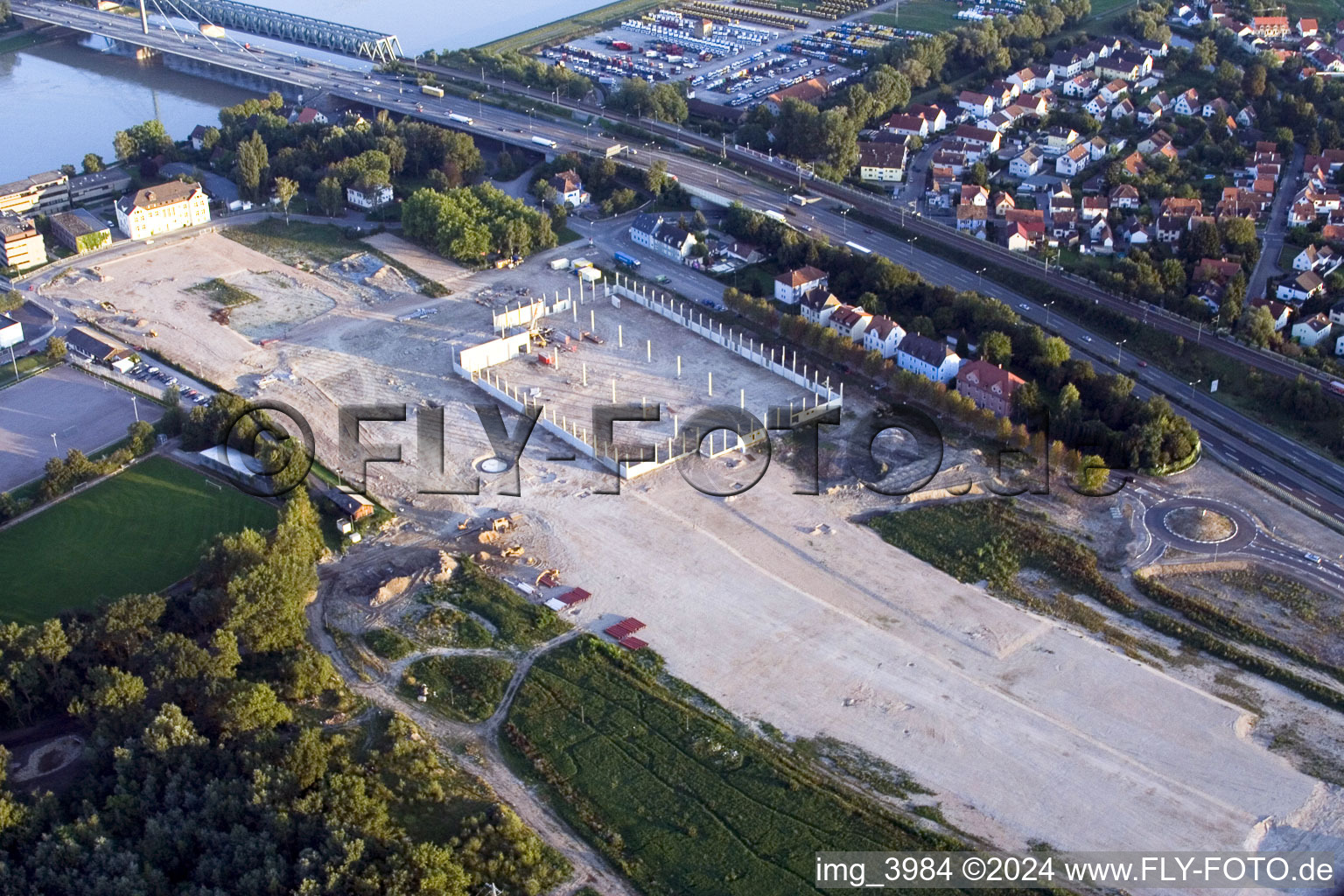 Vue aérienne de Parc commercial Maximiliancenter à Wörth-Maximiliansau, chantier Globus à le quartier Maximiliansau in Wörth am Rhein dans le département Rhénanie-Palatinat, Allemagne