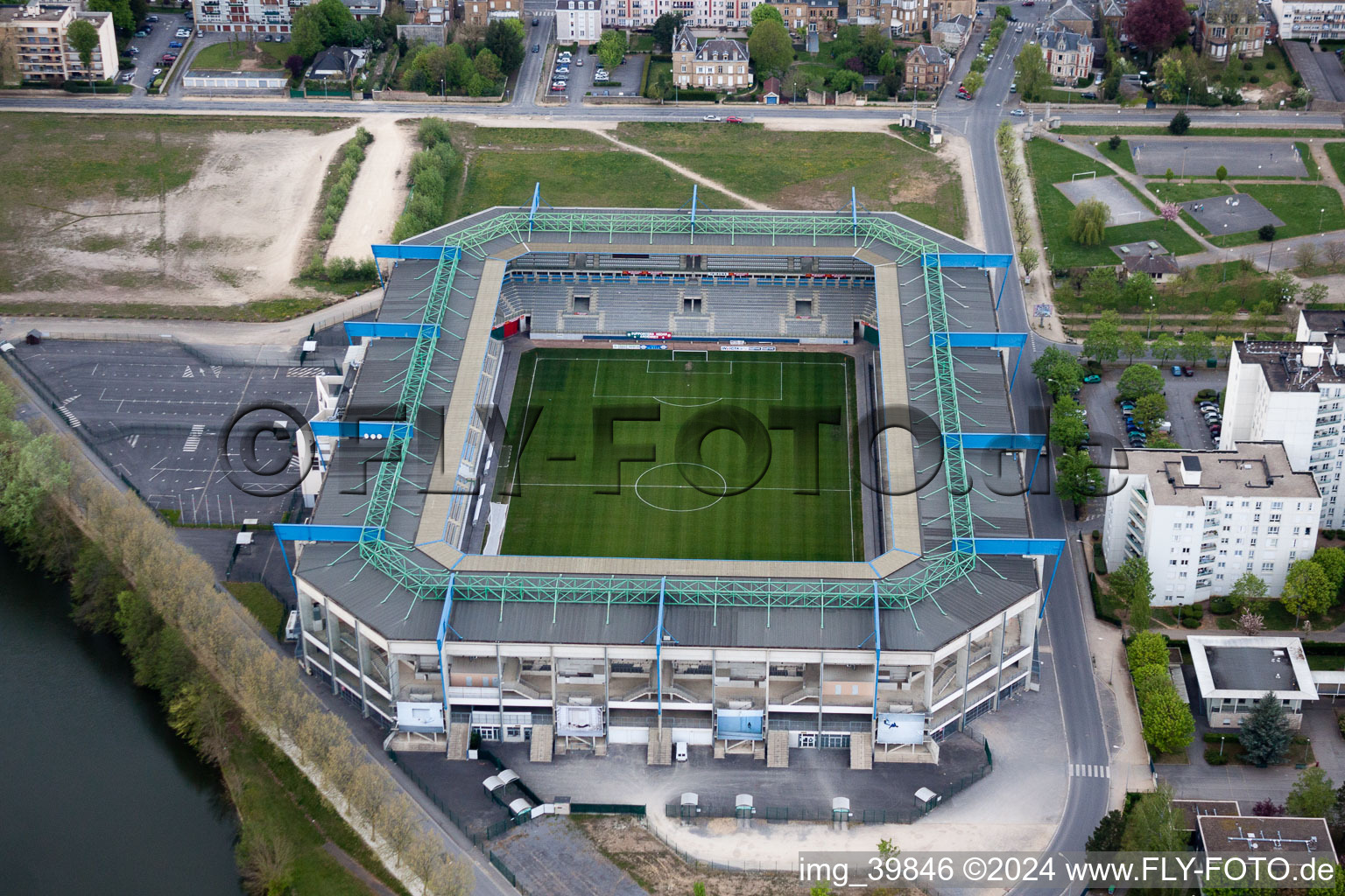 Vue aérienne de Aire sportive de l'arène du Stade Louis Dugauguez Stade Boulevard de Lattre de Tassigny à Sedan dans le département Ardennes, France