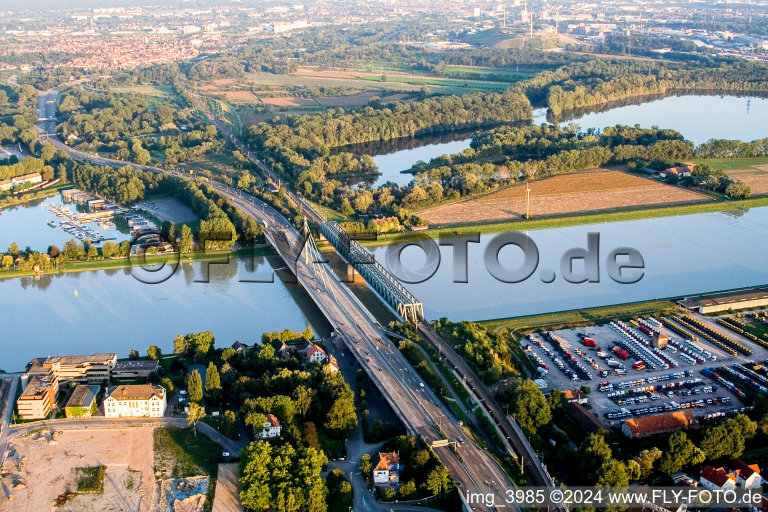 Vue oblique de Ouvrages de ponts fluviaux sur la route fédérale 10 et le chemin de fer régional sur le Rhin entre Karlsruhe Maxau et Wörth am Rhein à le quartier Maximiliansau in Wörth am Rhein dans le département Rhénanie-Palatinat, Allemagne