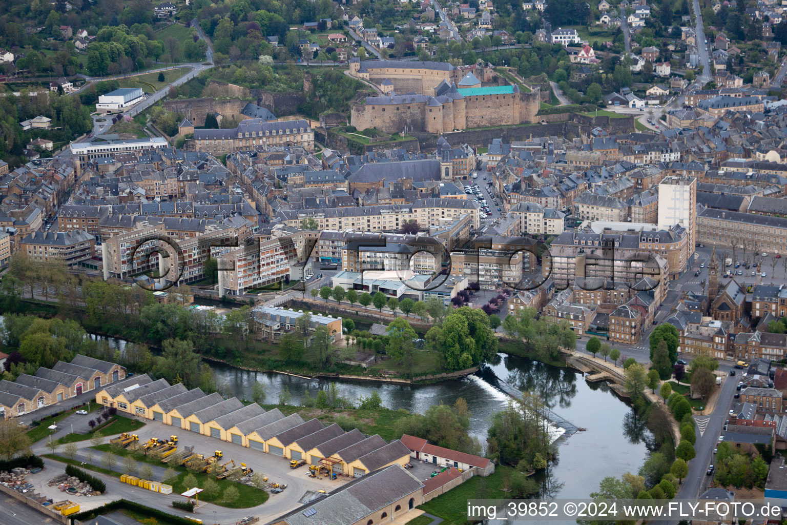 Sedan dans le département Ardennes, France depuis l'avion