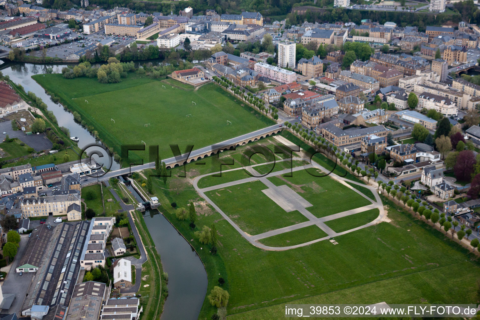 Vue aérienne de Terrain de football de La Prairie à Sedan dans le département Ardennes, France