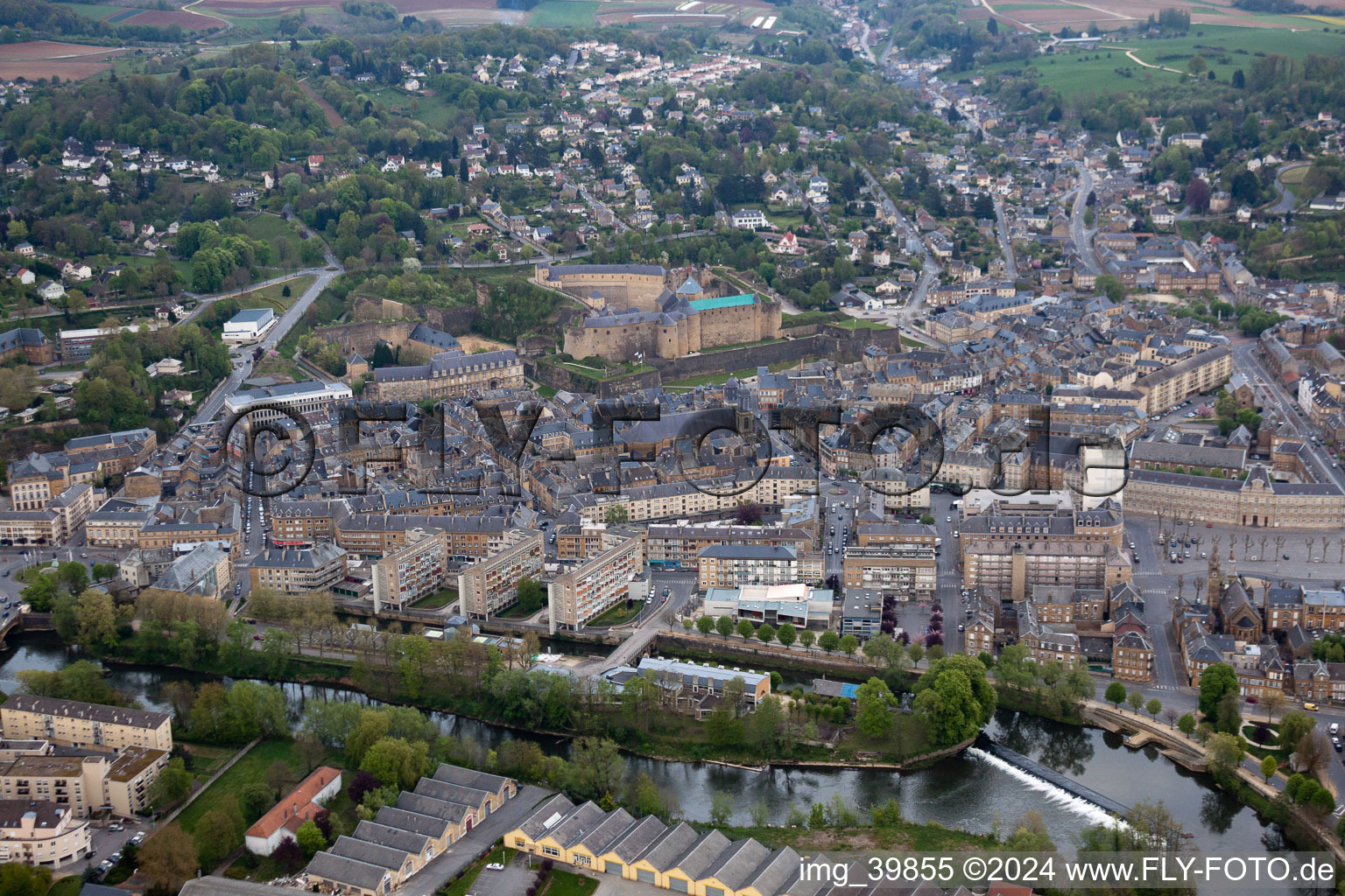 Sedan dans le département Ardennes, France vue du ciel