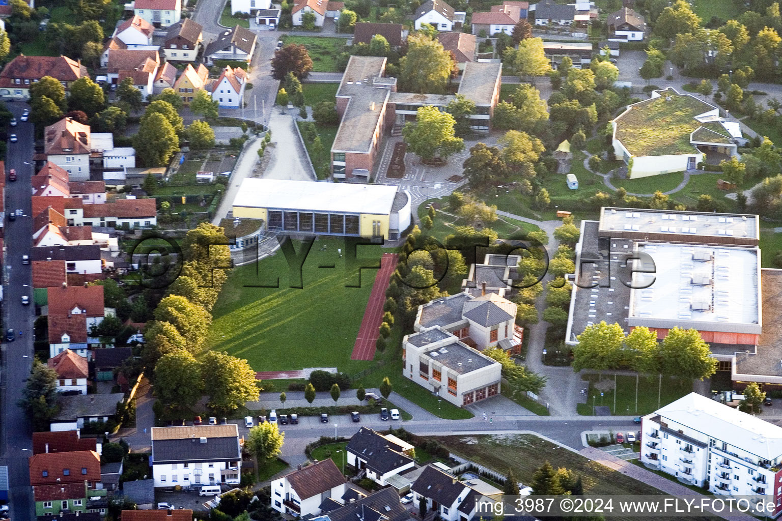 Vue aérienne de Centre scolaire à le quartier Maximiliansau in Wörth am Rhein dans le département Rhénanie-Palatinat, Allemagne