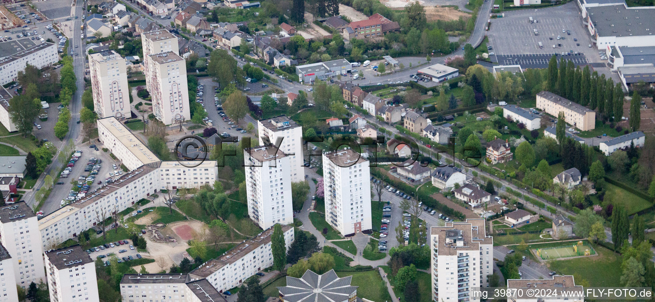 Vue aérienne de Ensemble de grande hauteur sur l'avenue du Muguet à Charleville-Mézières dans le département Ardennes, France