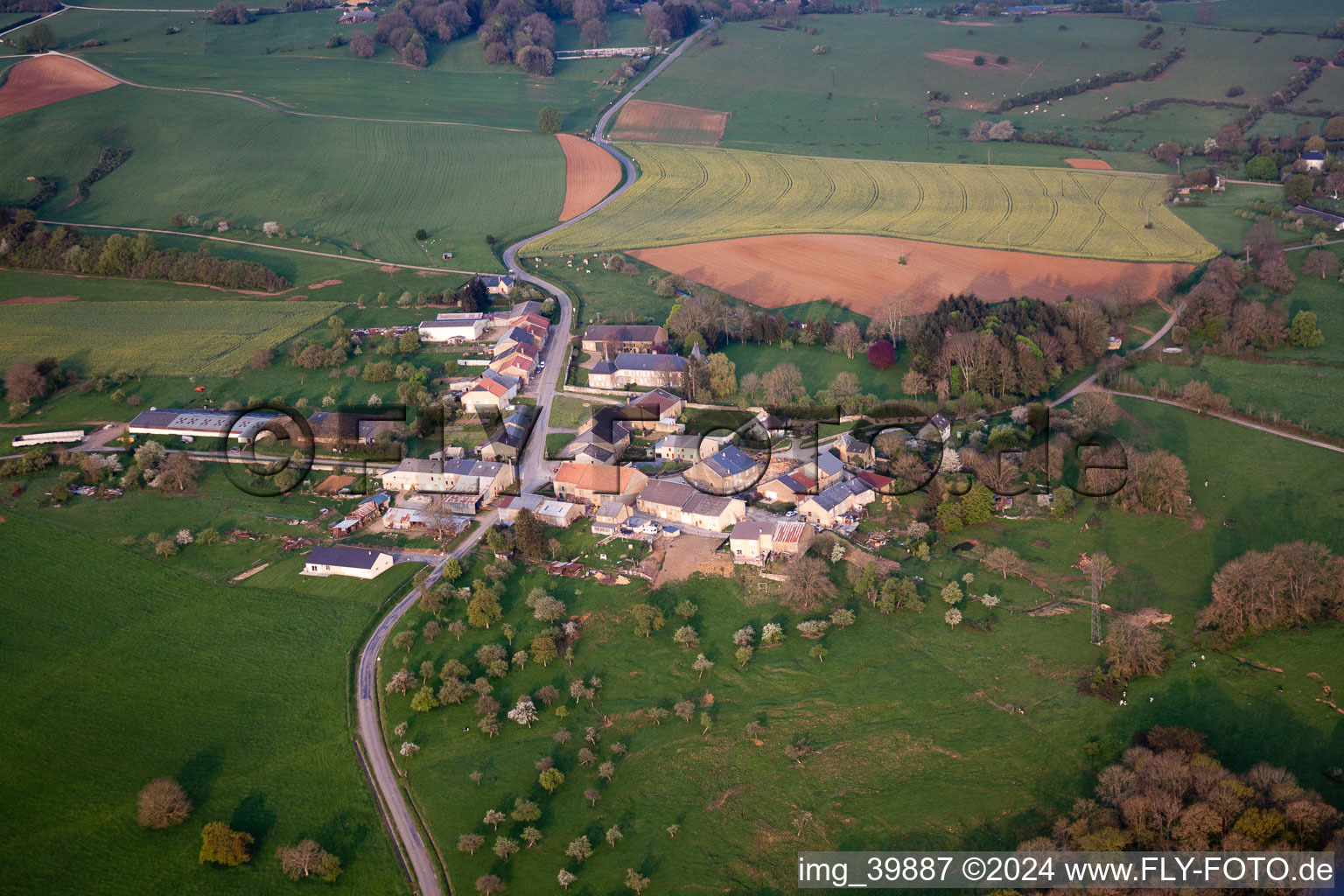 Vue aérienne de Saint-Marcel dans le département Ardennes, France