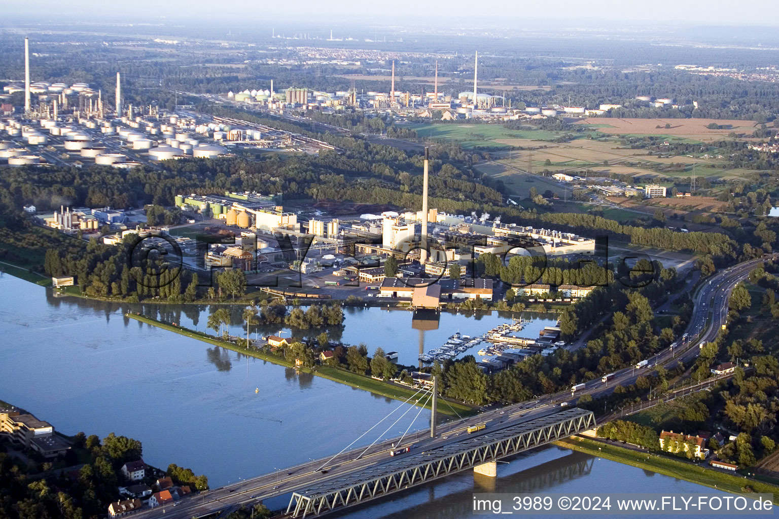 Photographie aérienne de Maxau, pont sur le Rhin à le quartier Knielingen in Karlsruhe dans le département Bade-Wurtemberg, Allemagne