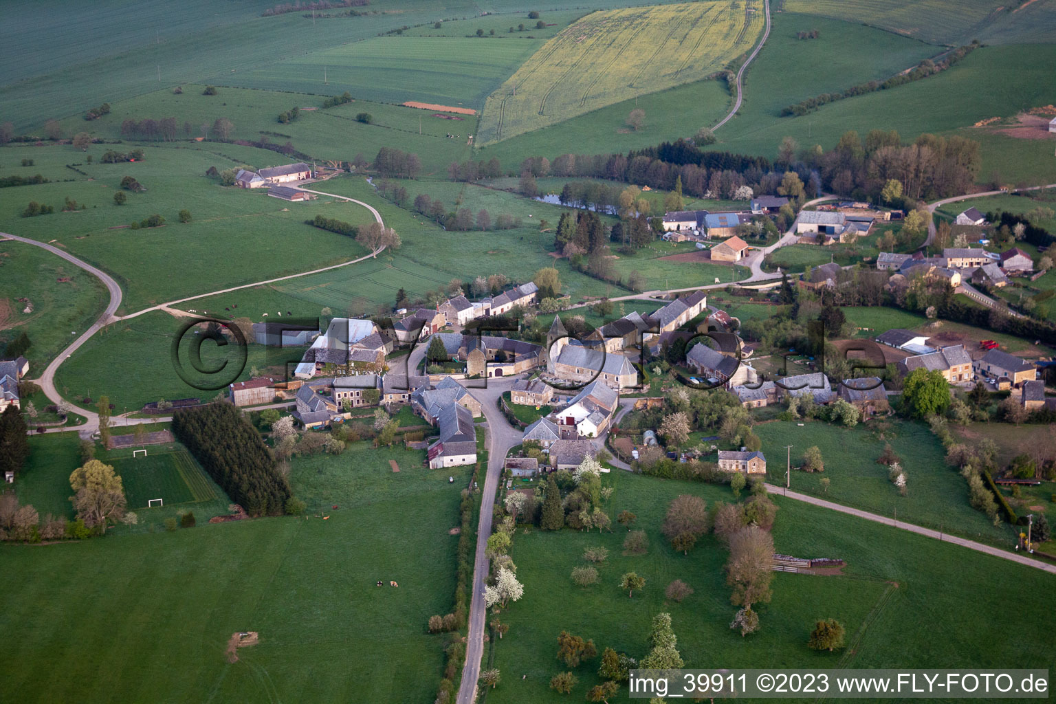 Vue aérienne de Flaignes-Havys dans le département Ardennes, France