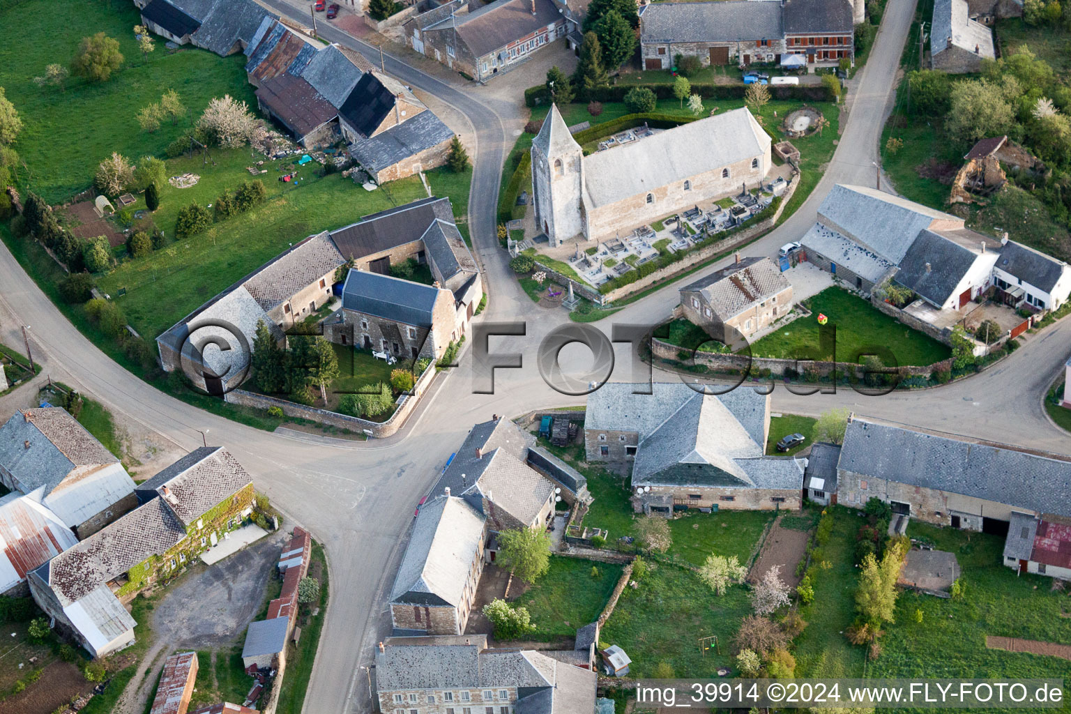 Vue aérienne de Église Saint-Rémy au centre du village à Antheny dans le département Ardennes, France