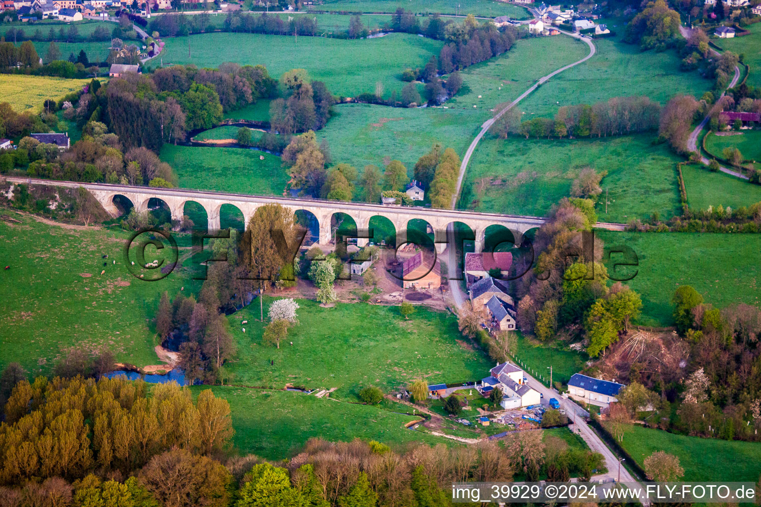 Vue aérienne de Viaduc de l'ouvrage d'art du pont ferroviaire destiné au tracé des voies ferrées sur le cours de la rivière Le Ton à Origny-en-Thiérache dans le département Aisne, France