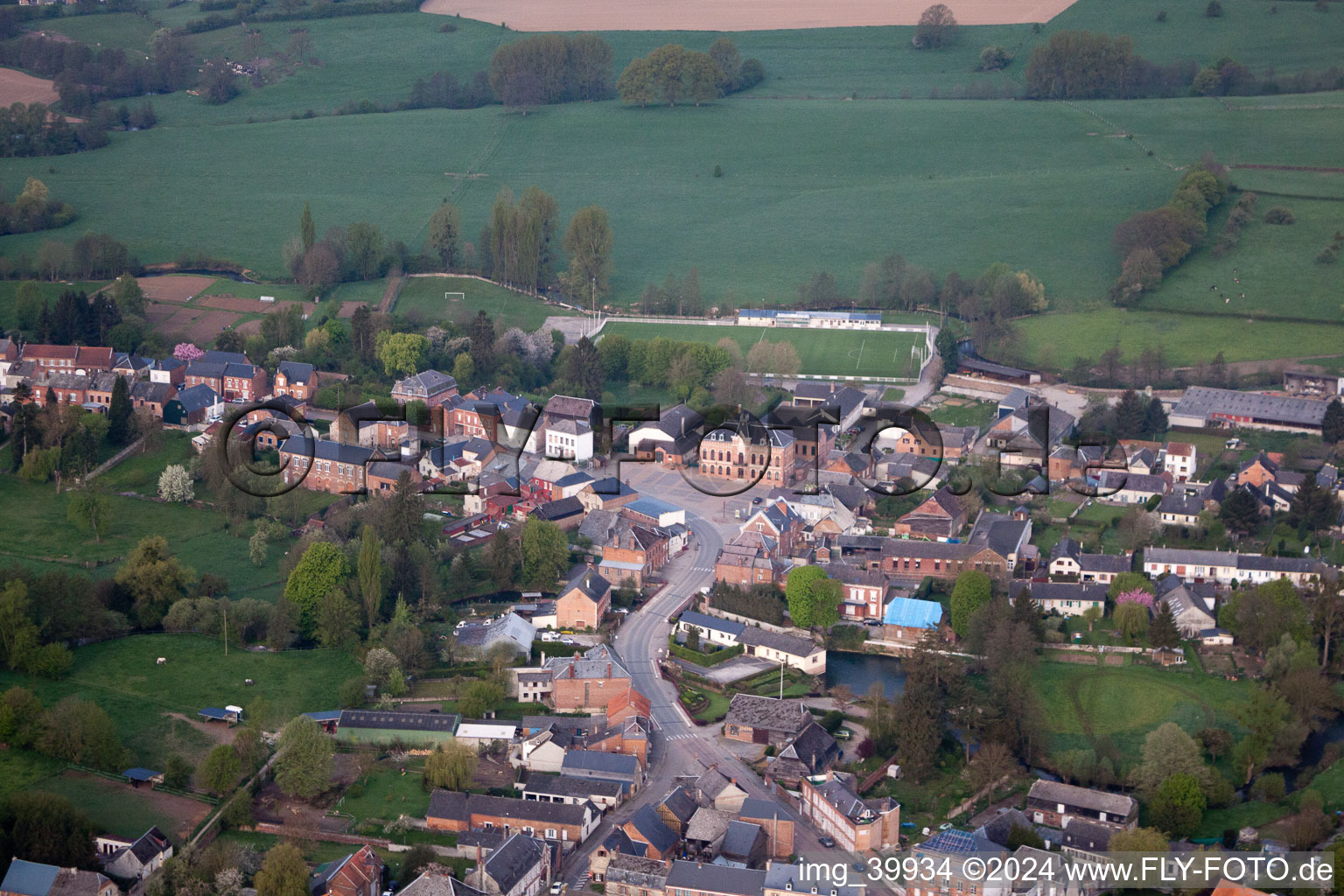 Origny-en-Thiérache dans le département Aisne, France d'en haut