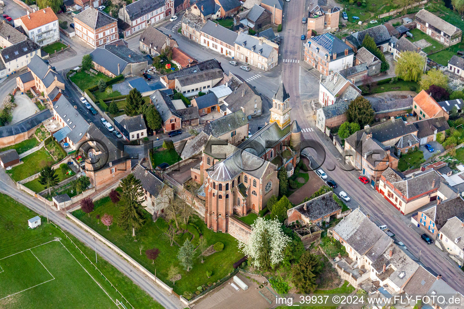 Vue aérienne de Église Saints Cyr et Juliette à Origny-en-Thierache à Origny-en-Thiérache dans le département Aisne, France