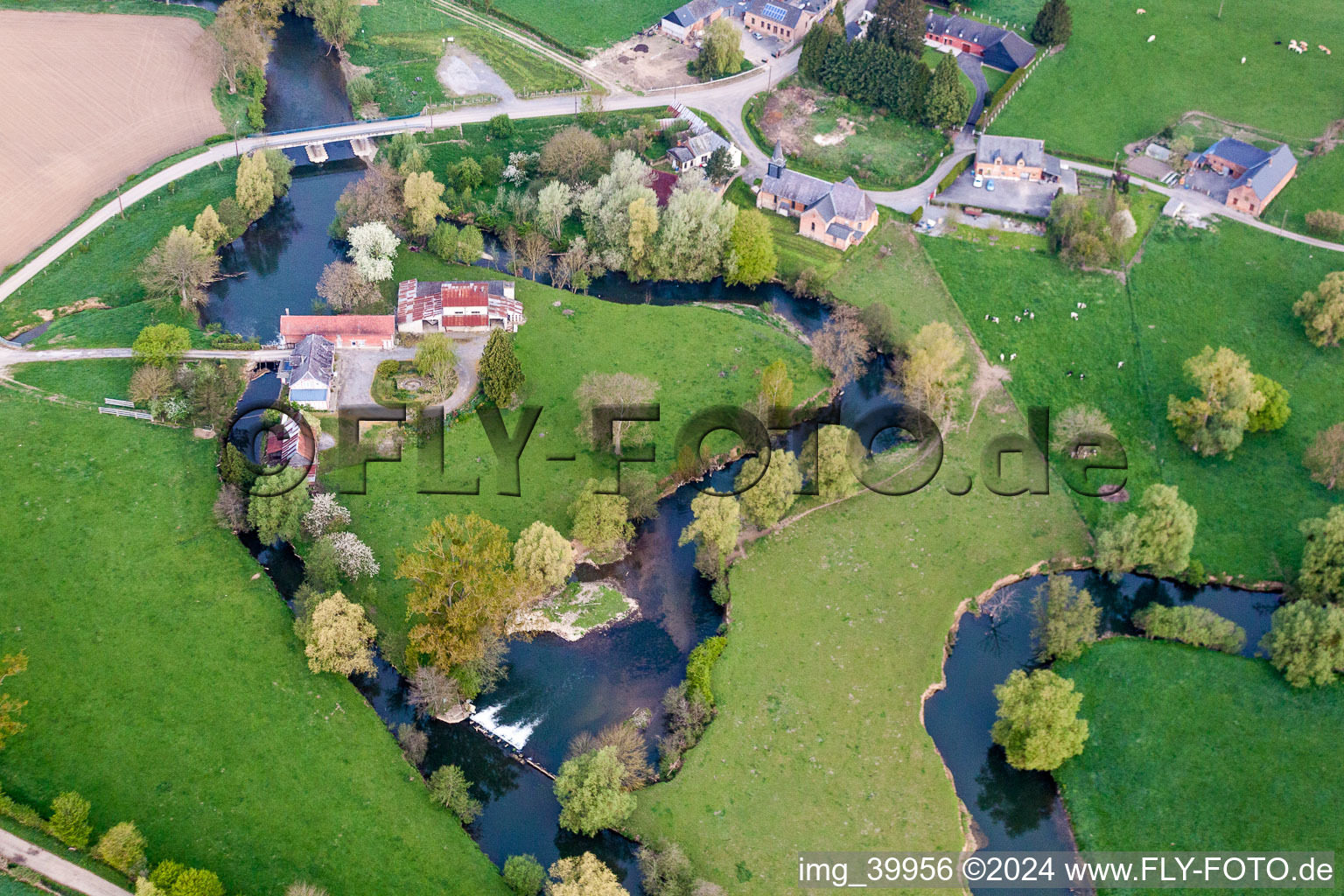 Vue aérienne de Cours sinueux de l'Oise à Erloy dans le département Aisne, France