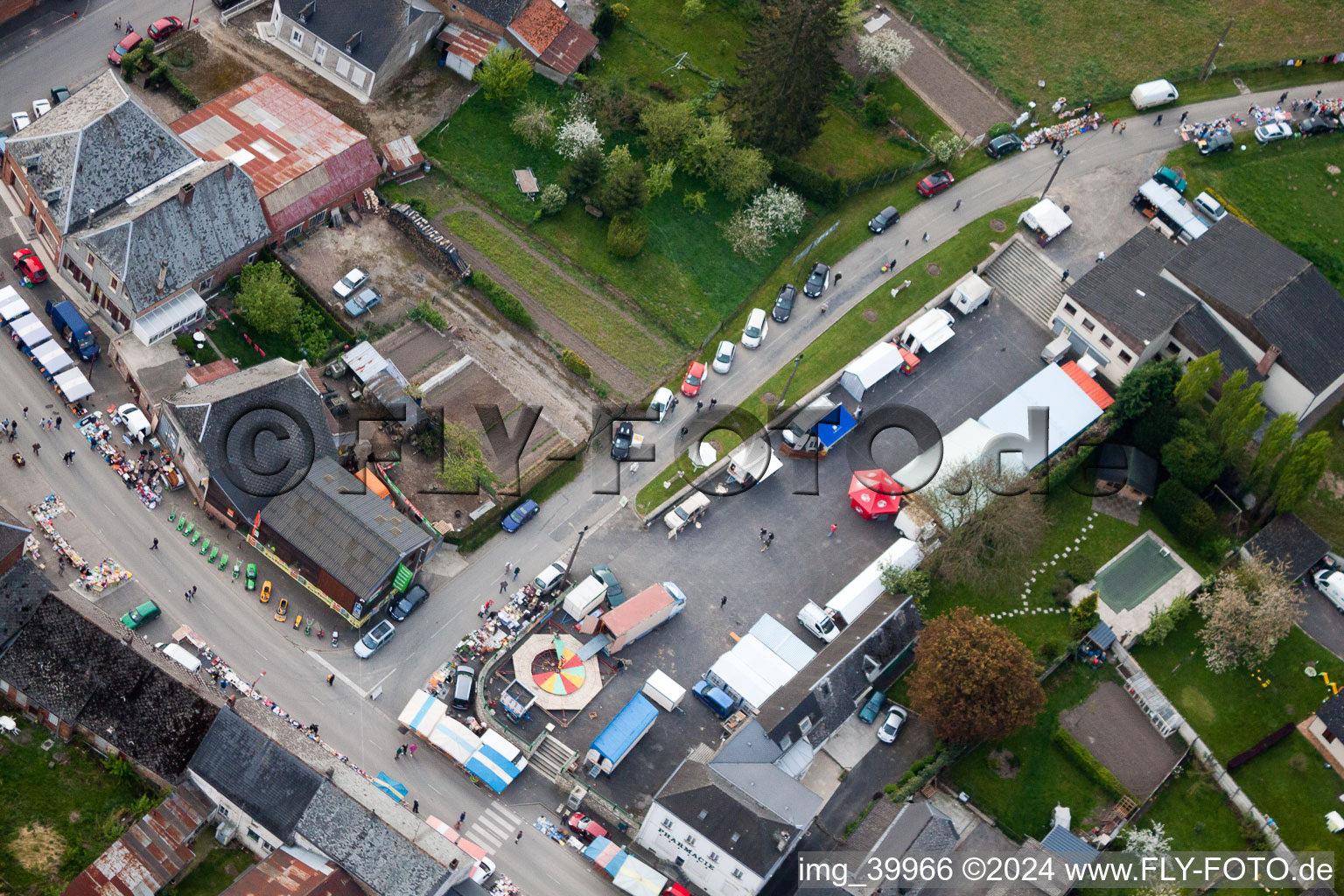 Vue aérienne de Marché du dimanche à Marly-Gomont dans le département Aisne, France