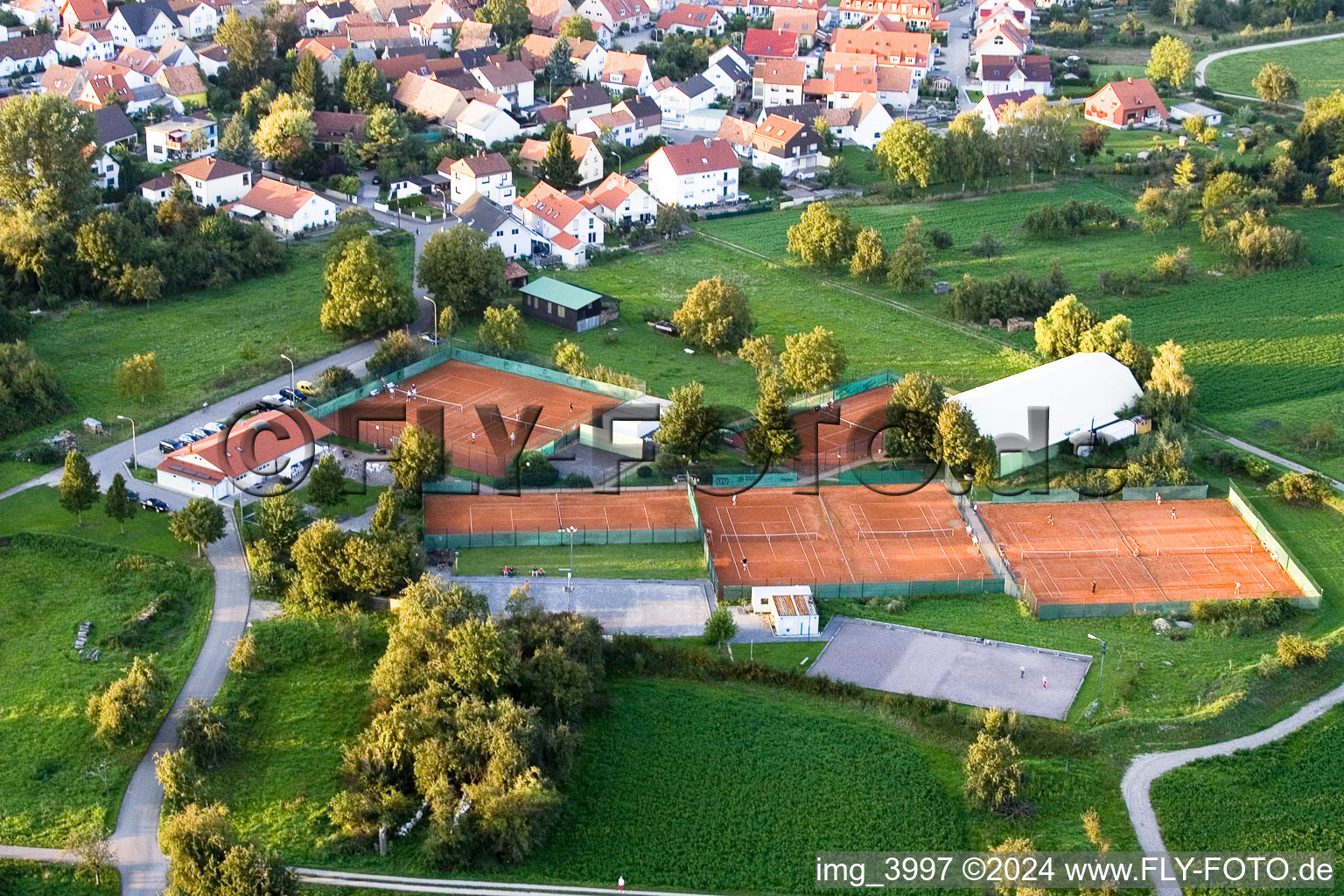 Vue aérienne de Club de tennis à le quartier Maximiliansau in Wörth am Rhein dans le département Rhénanie-Palatinat, Allemagne