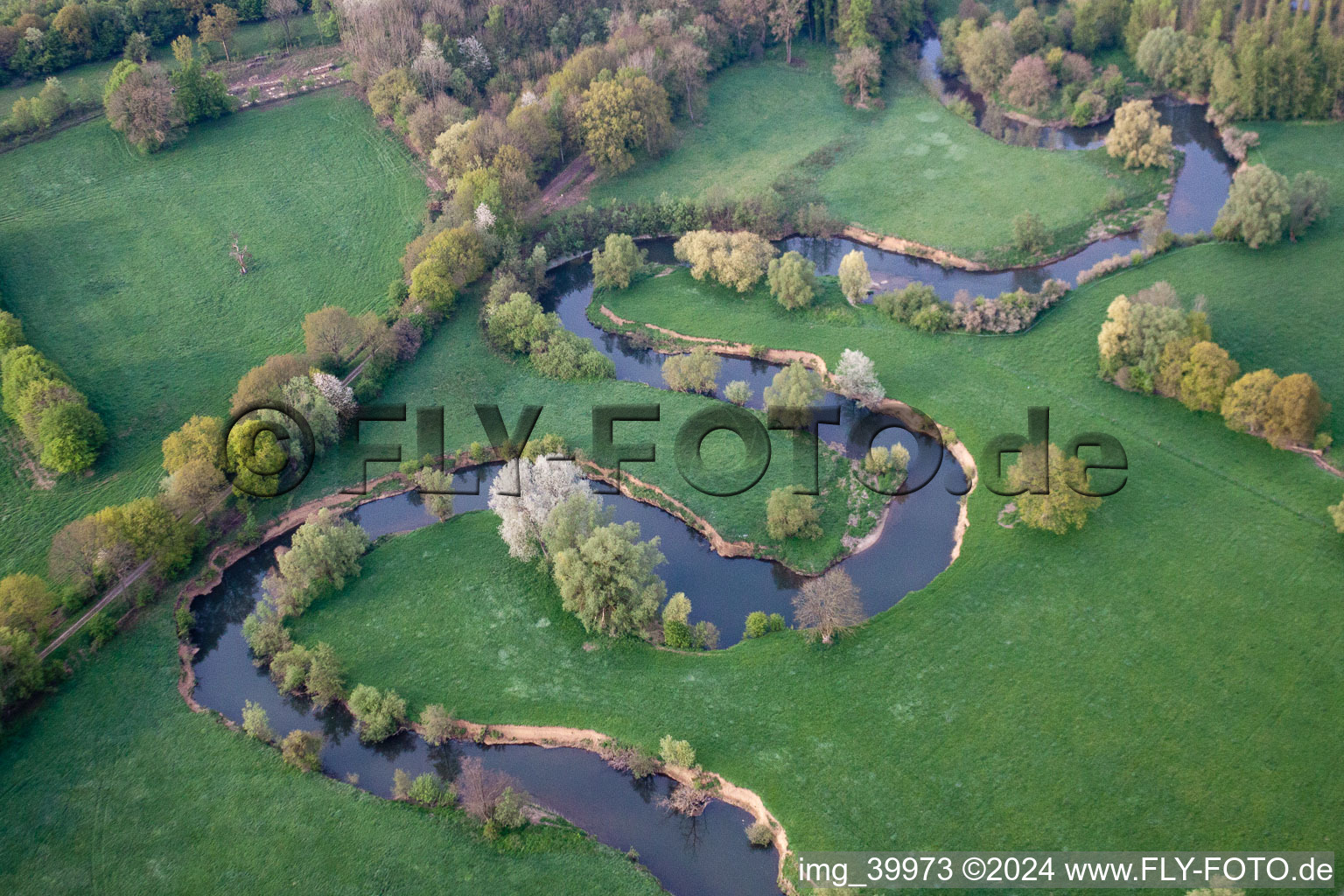 Vue aérienne de Boucle courbe des berges le long de l'Oise à Chigny dans le département Aisne, France