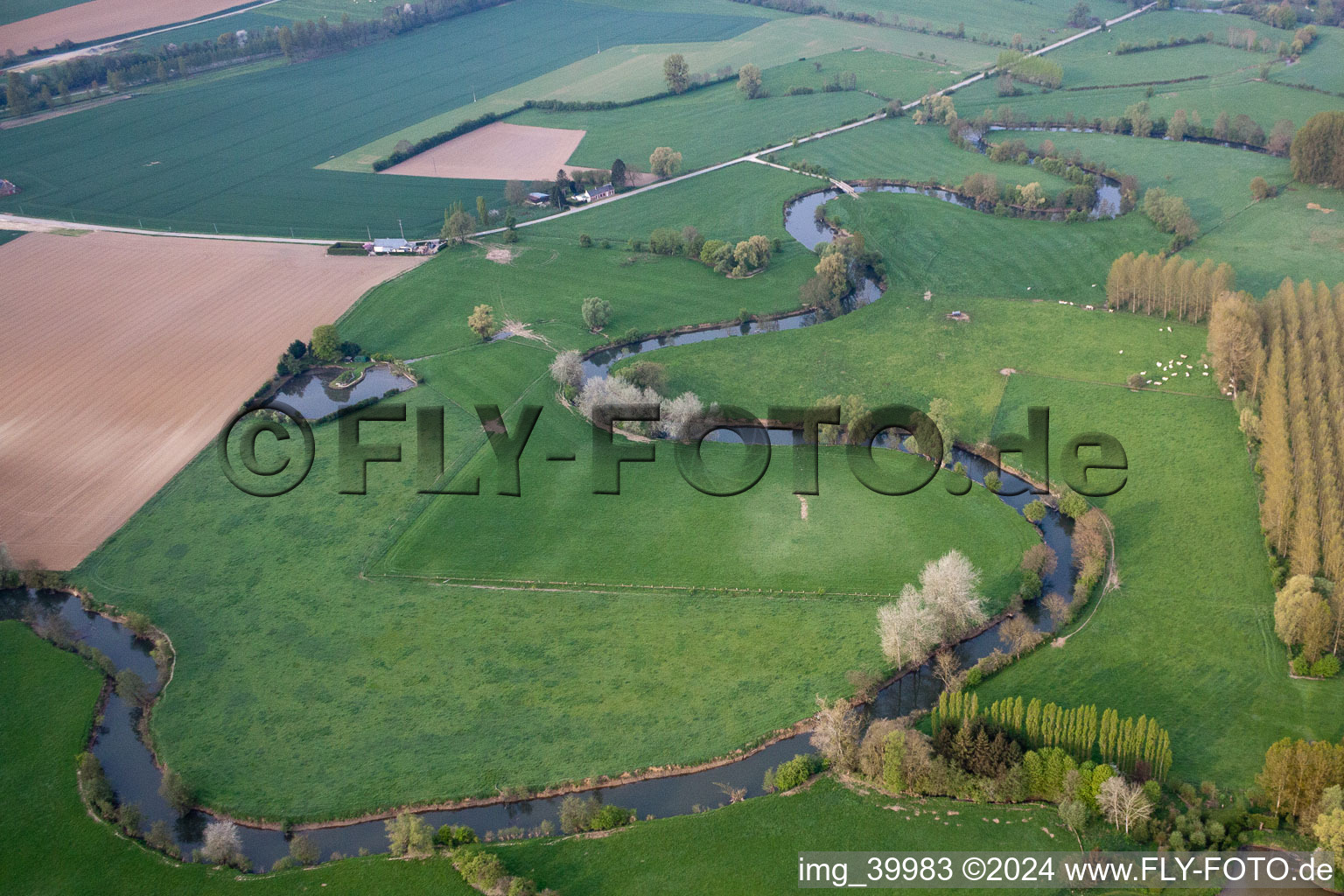 Vue aérienne de Boucle courbe des berges le long de l'Oise à Chigny dans le département Aisne, France