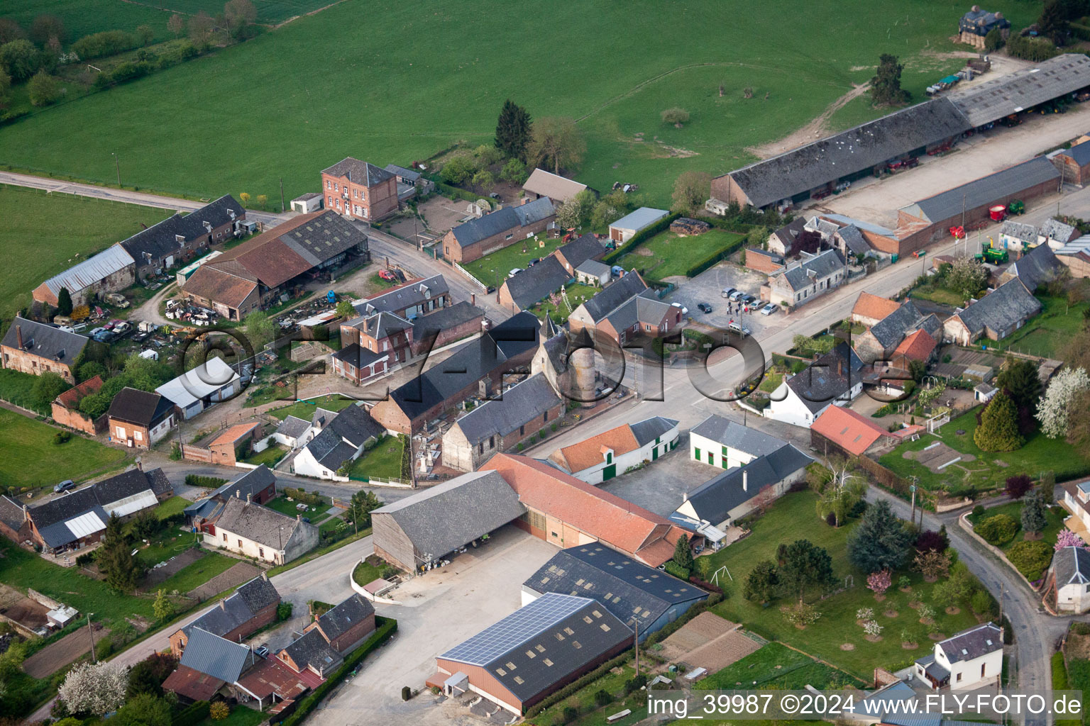 Vue aérienne de Monceau-sur-Oise dans le département Aisne, France