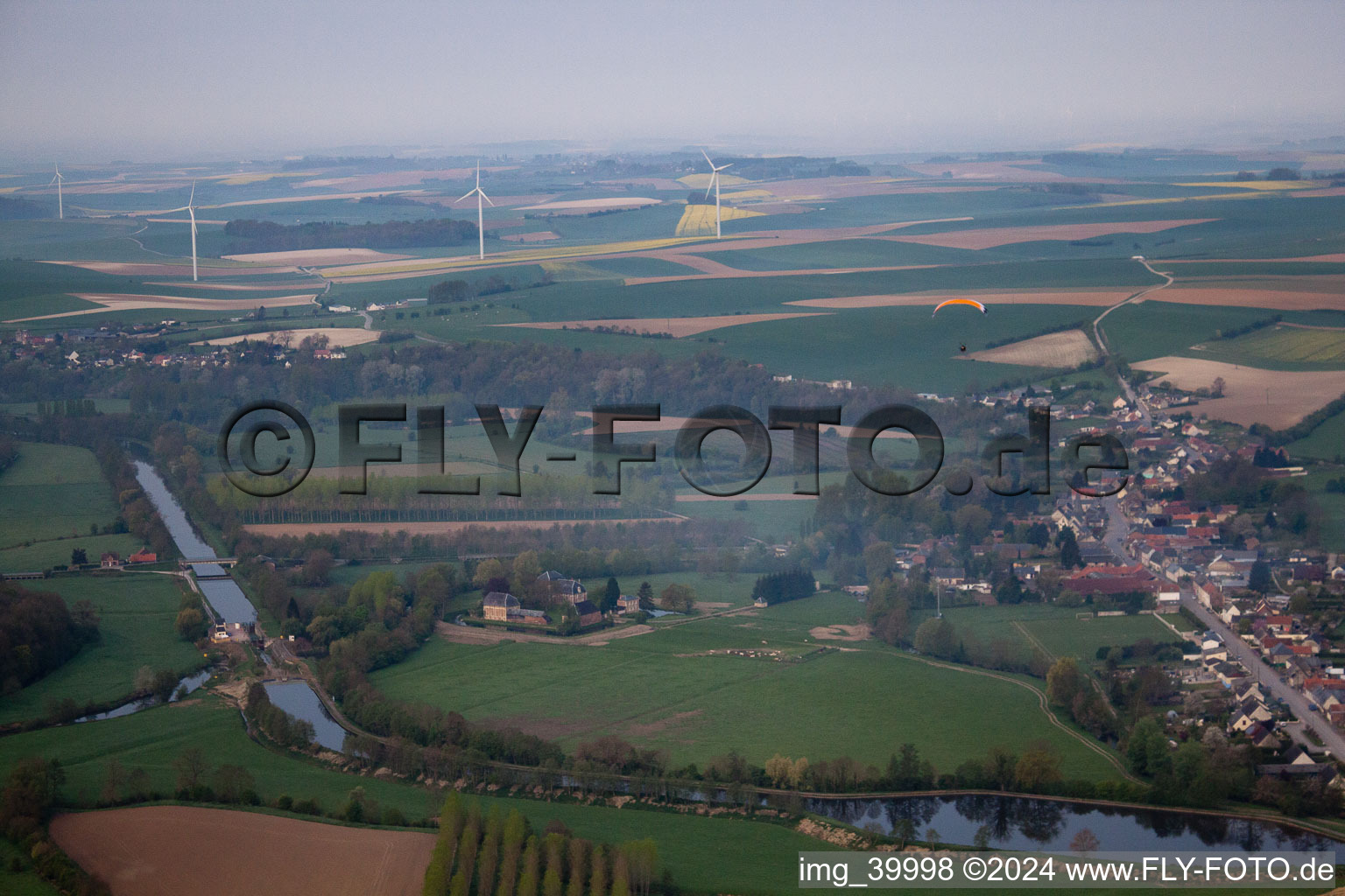 Vue aérienne de Canal de la Sambre à l'Oise à Vadencourt dans le département Aisne, France