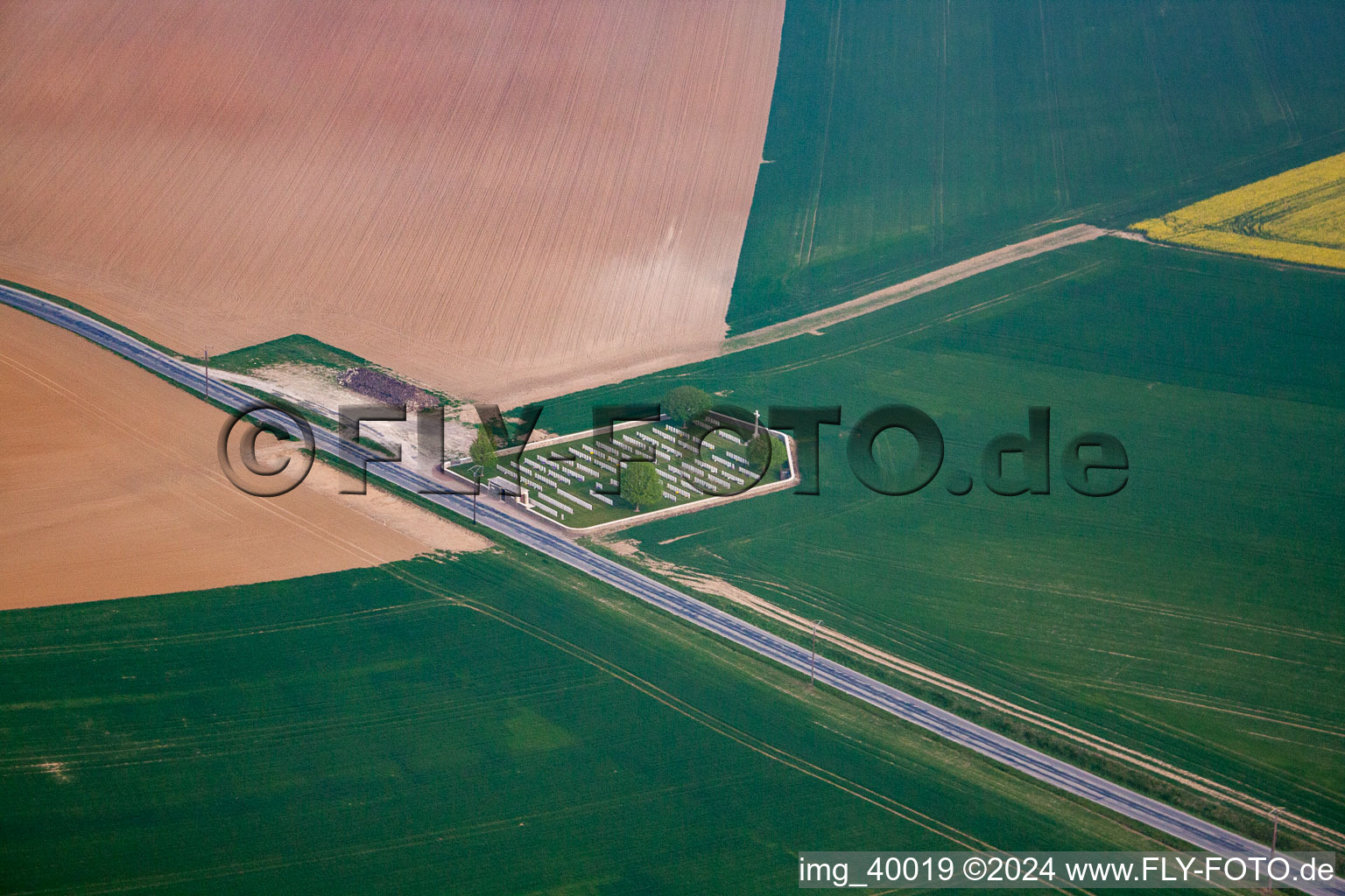 Vue aérienne de Cimetière militaire à Gouy dans le département Aisne, France