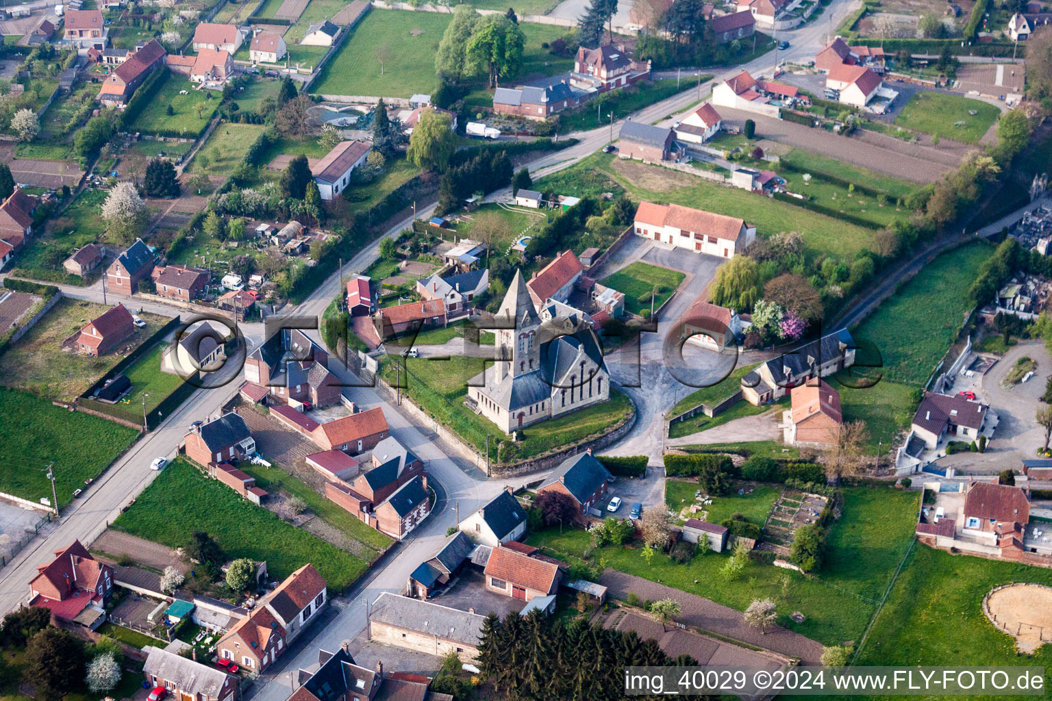 Vue aérienne de Église de VENDHUILE à Vendhuile dans le département Aisne, France