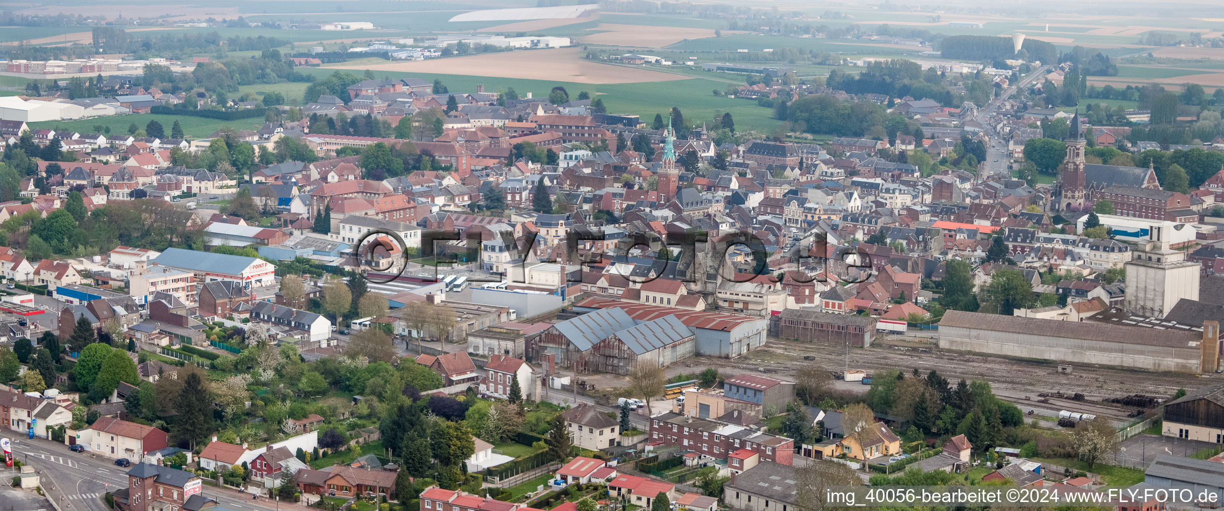 Vue aérienne de Vue panoramique en perspective des rues et des maisons des quartiers résidentiels à Bapaume dans le département Pas de Calais, France