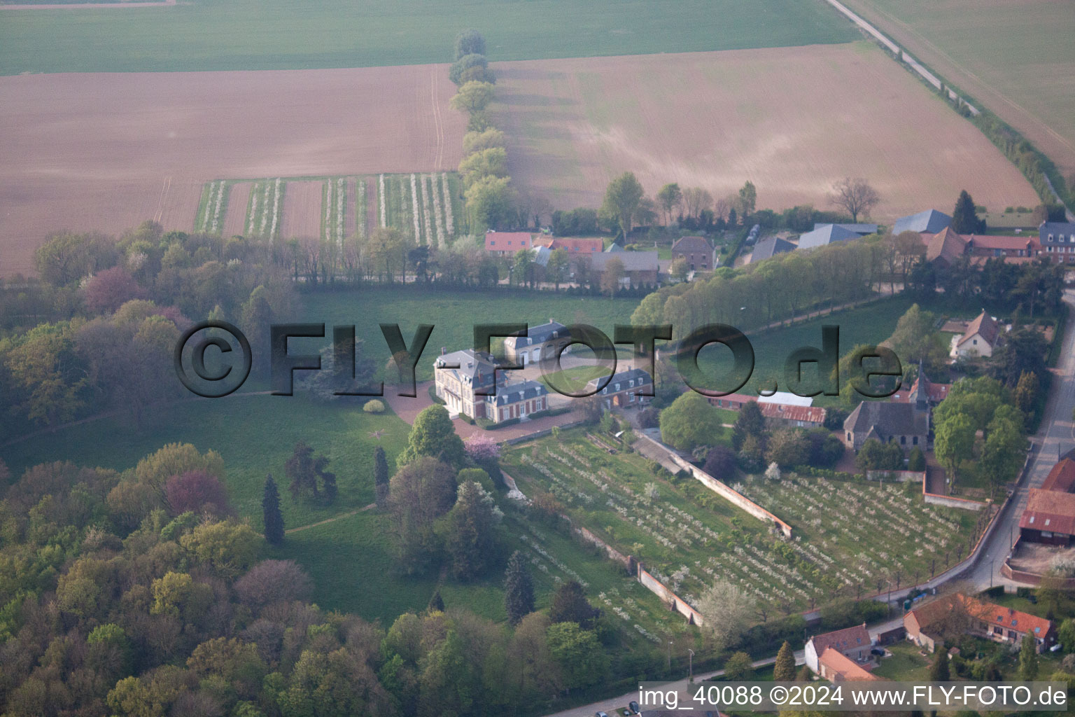 Vue aérienne de Hendecourt-lès-Ransart dans le département Pas de Calais, France