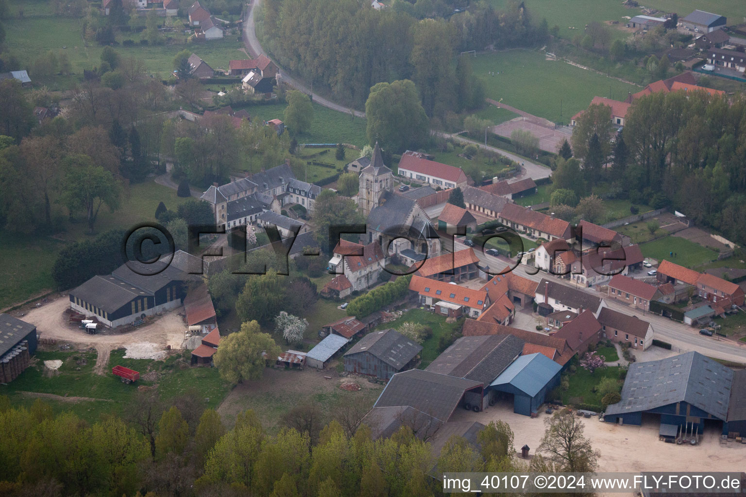 Vue aérienne de Berles-Monchel dans le département Pas de Calais, France