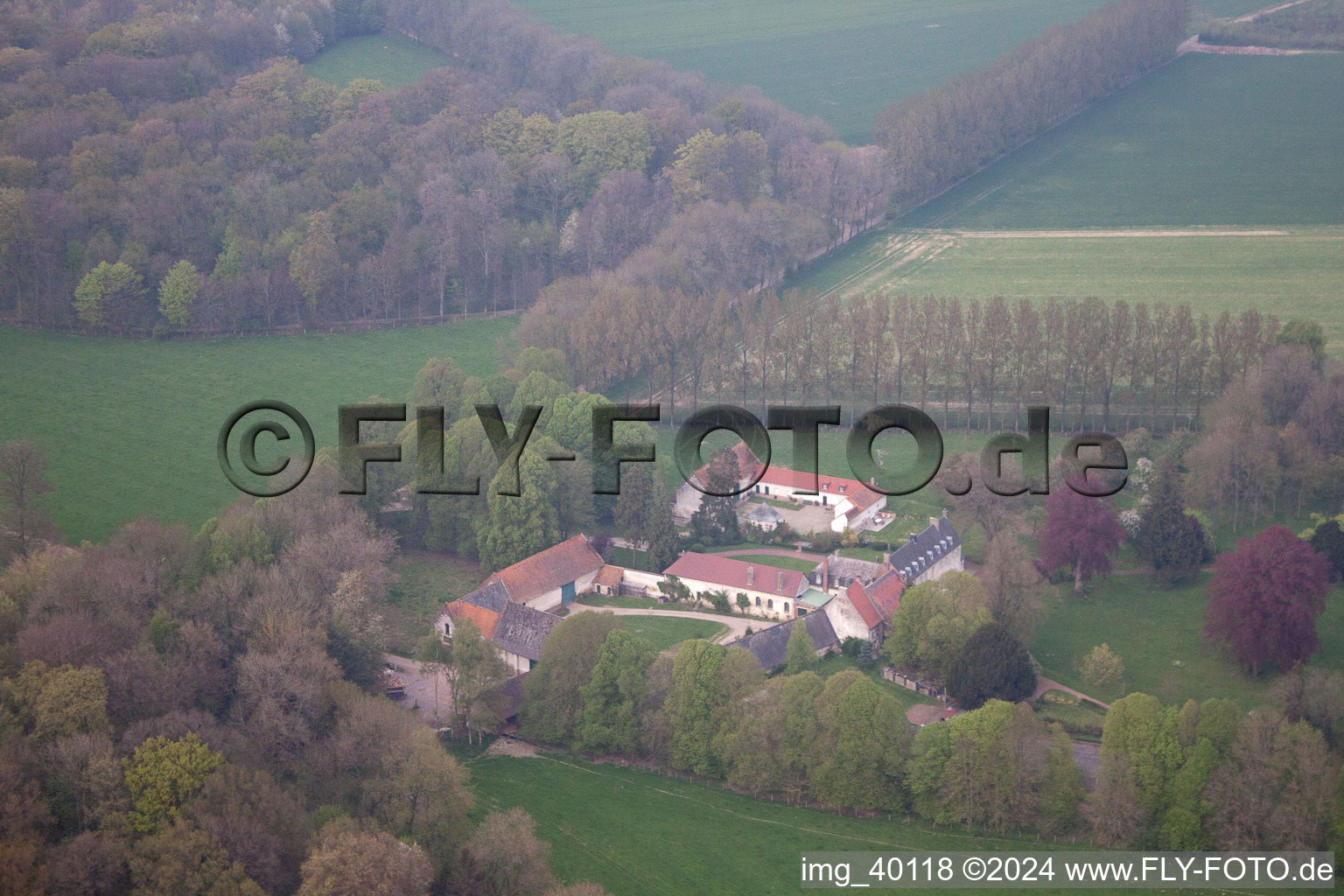 Vue aérienne de Bours dans le département Pas de Calais, France