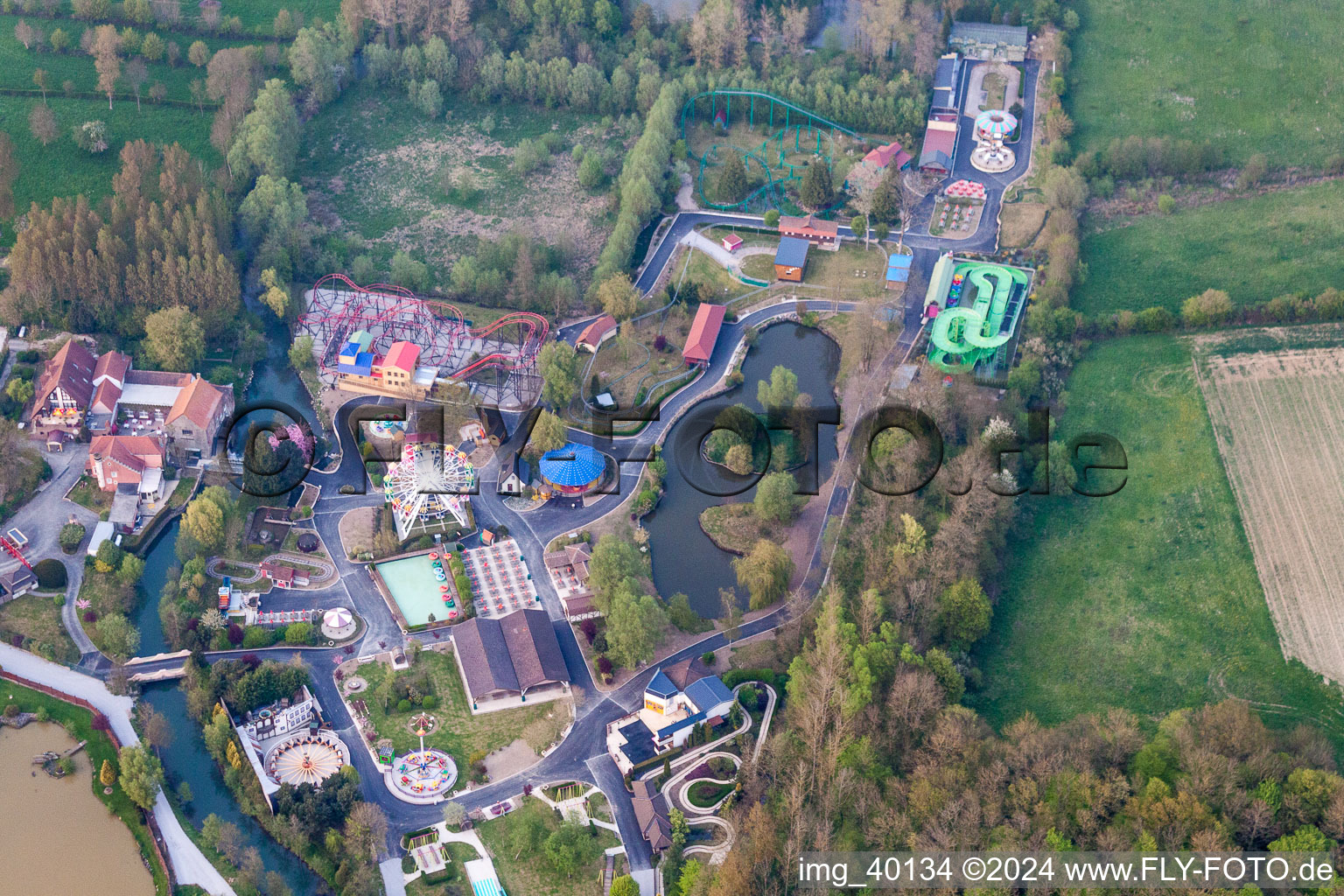 Vue aérienne de Parc d'attractions Dennlys parc à Reclinghem à Dennebrœucq dans le département Pas de Calais, France