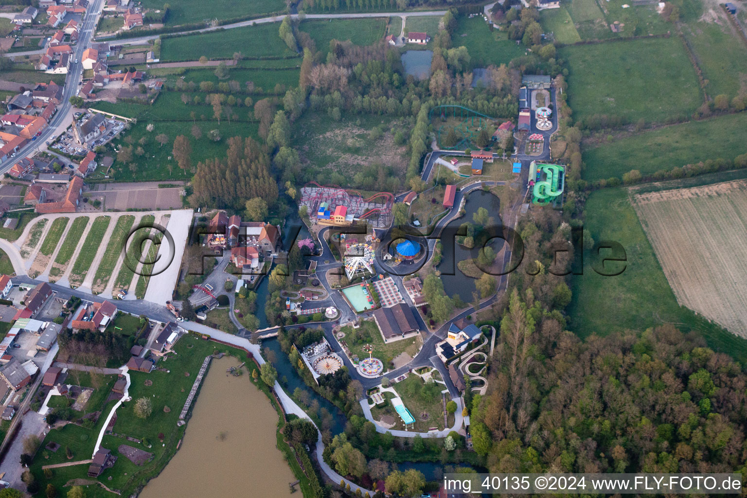 Vue aérienne de Parc d'attractions Dennlys parc à Reclinghem à Dennebrœucq dans le département Pas de Calais, France