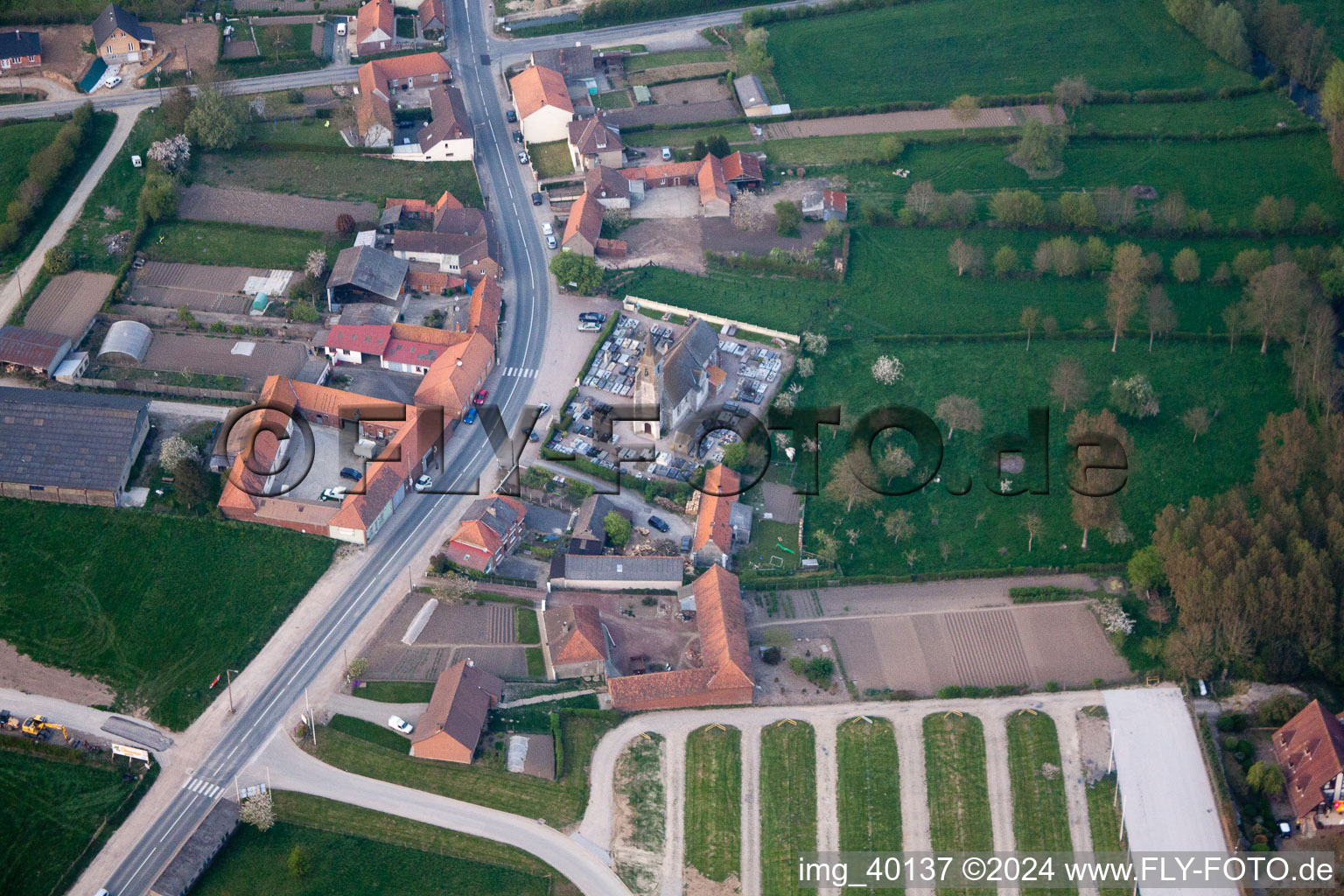 Vue aérienne de Dennebrœucq dans le département Pas de Calais, France