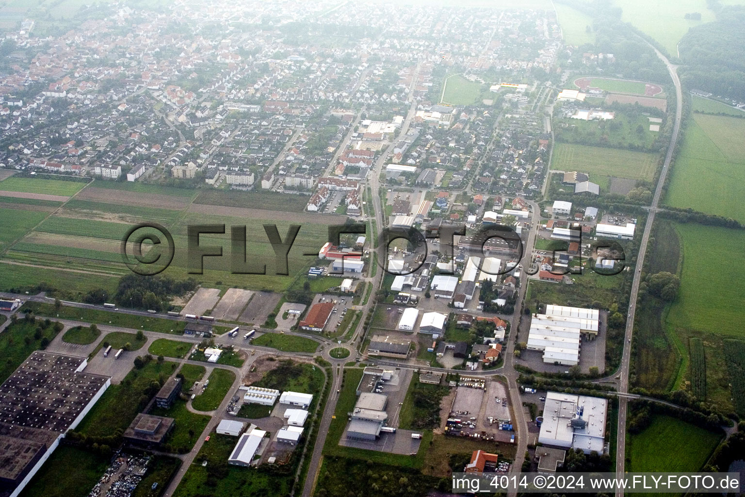 Vue aérienne de Du nord-est à Offenbach an der Queich dans le département Rhénanie-Palatinat, Allemagne