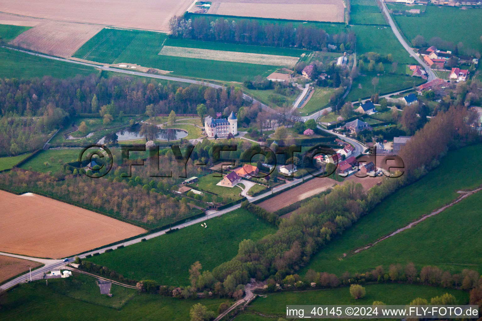 Vue aérienne de Saint-Martin-d'Hardinghem dans le département Pas de Calais, France