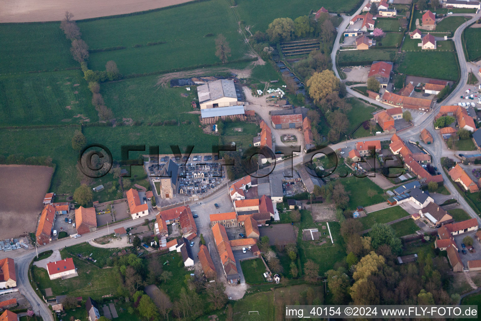 Vue aérienne de Quesques dans le département Pas de Calais, France