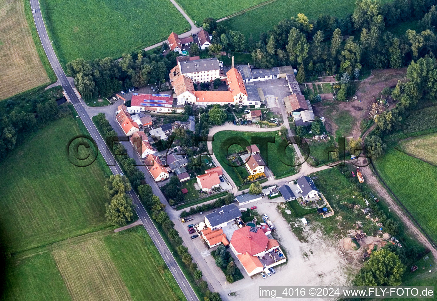 Vue aérienne de Fuchsmühle à le quartier Offenbach in Offenbach an der Queich dans le département Rhénanie-Palatinat, Allemagne