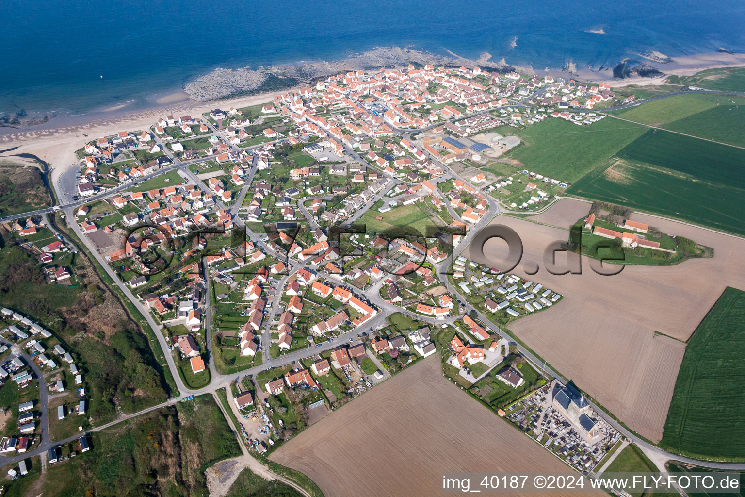 Vue aérienne de Centre du village sur la zone littorale du canal à Audresselles dans le département Pas de Calais, France