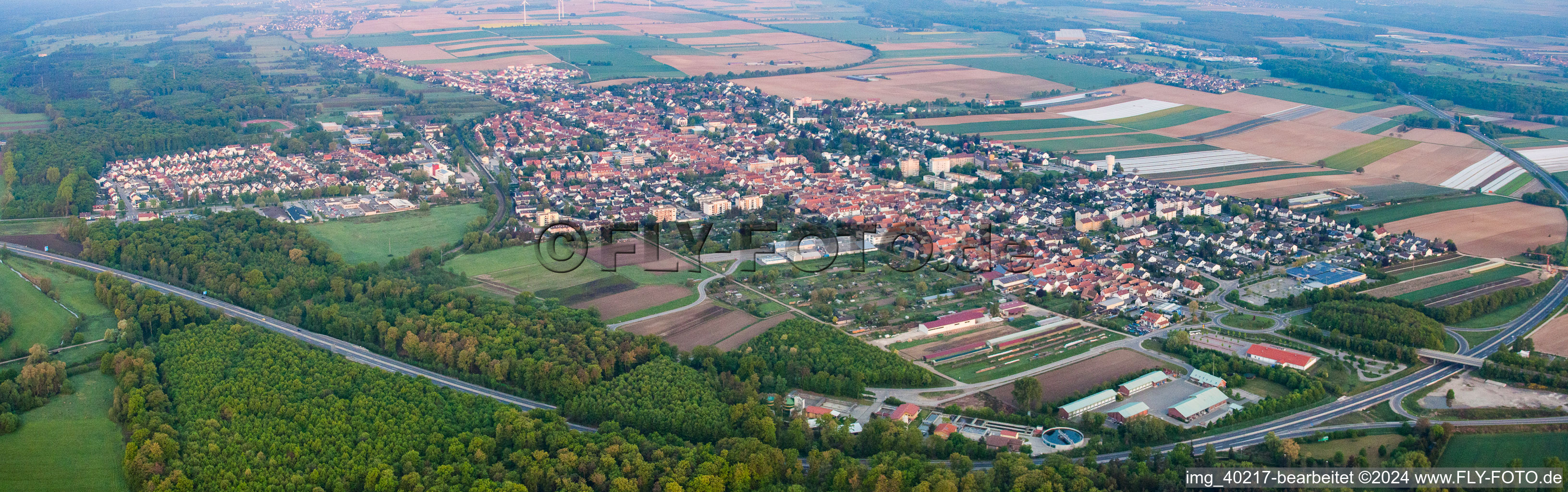 Vue aérienne de Panorama depuis l'est à Kandel dans le département Rhénanie-Palatinat, Allemagne