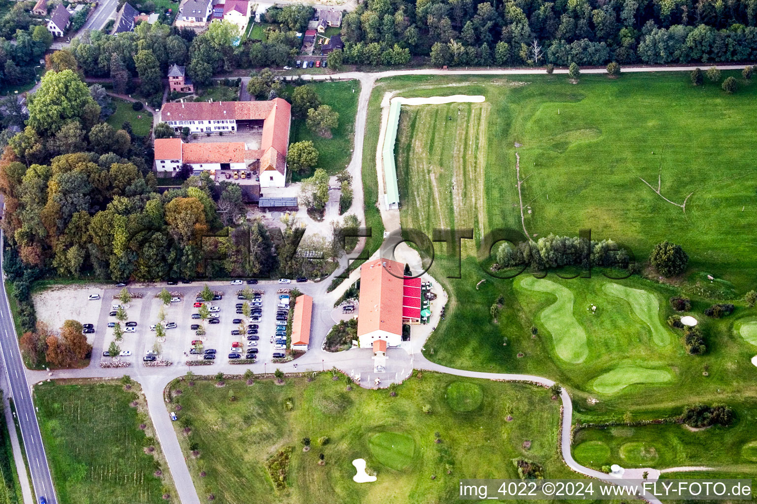 Vue aérienne de Club de golf à Essingen dans le département Rhénanie-Palatinat, Allemagne