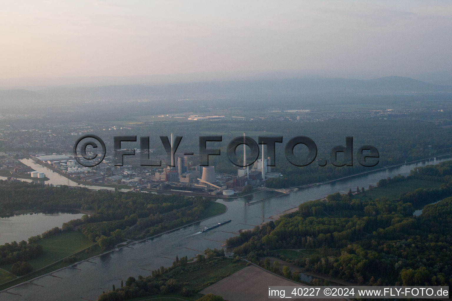 Vue oblique de ENBW à le quartier Rheinhafen in Karlsruhe dans le département Bade-Wurtemberg, Allemagne