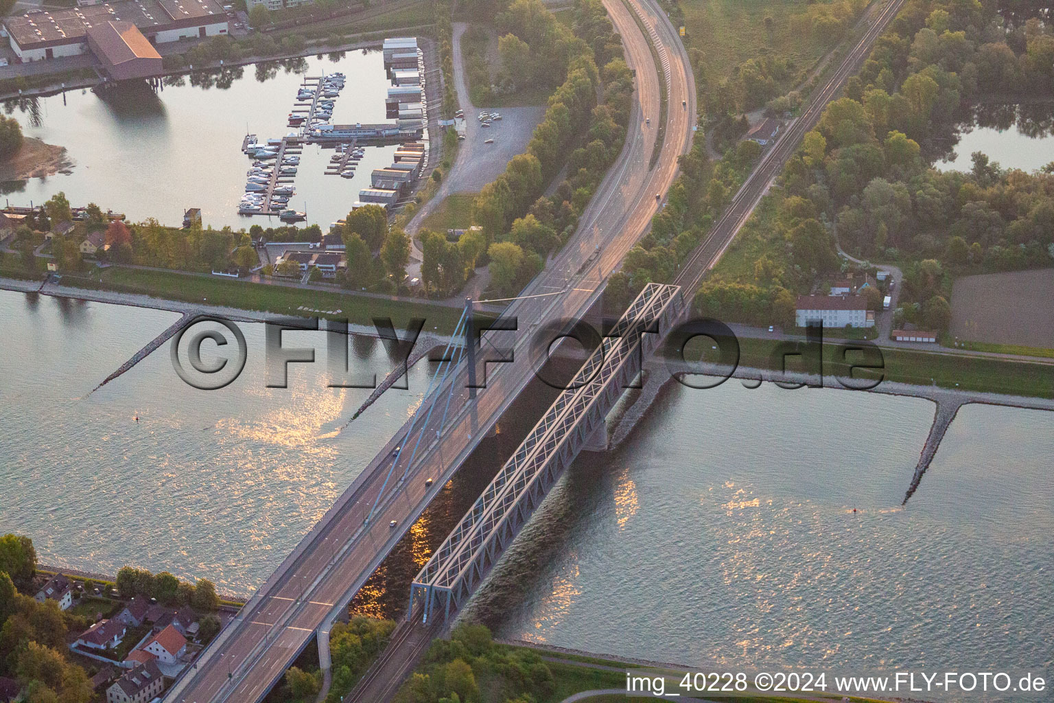 Vue aérienne de Ponts du Rhin à le quartier Knielingen in Karlsruhe dans le département Bade-Wurtemberg, Allemagne