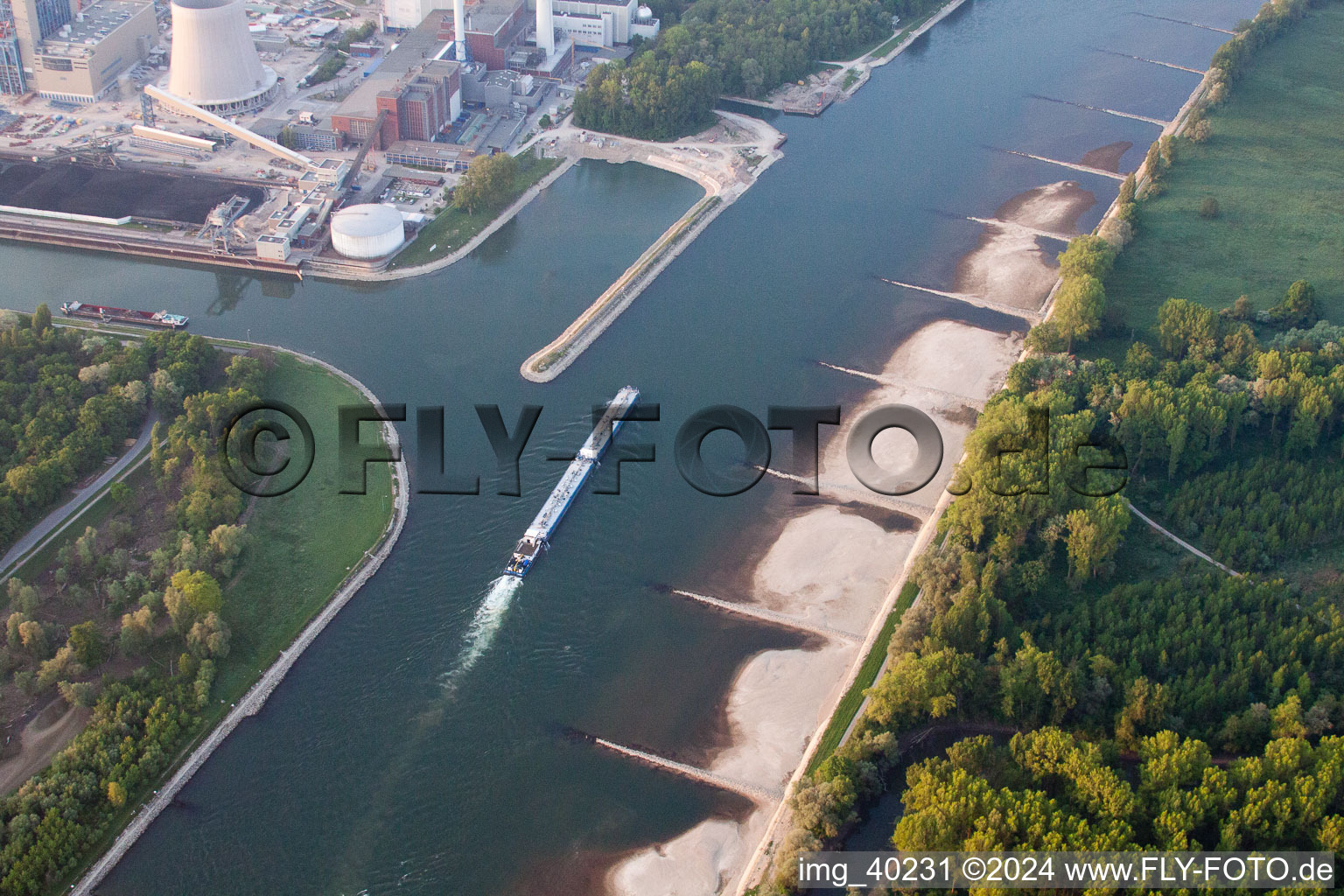 Vue aérienne de Entrée du port à le quartier Daxlanden in Karlsruhe dans le département Bade-Wurtemberg, Allemagne