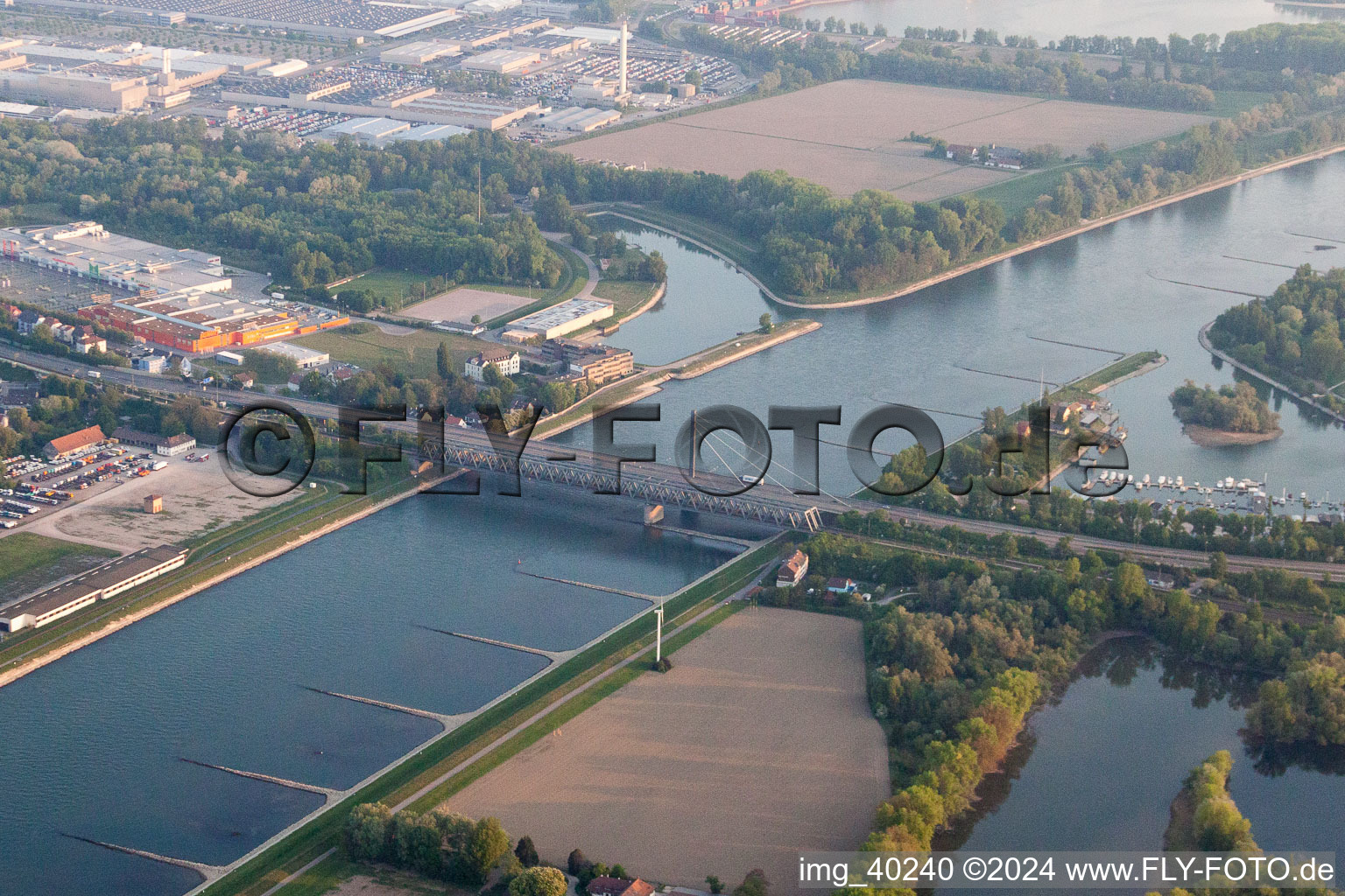 Vue aérienne de Pont sur le Rhin de Maxau à le quartier Maximiliansau in Wörth am Rhein dans le département Rhénanie-Palatinat, Allemagne