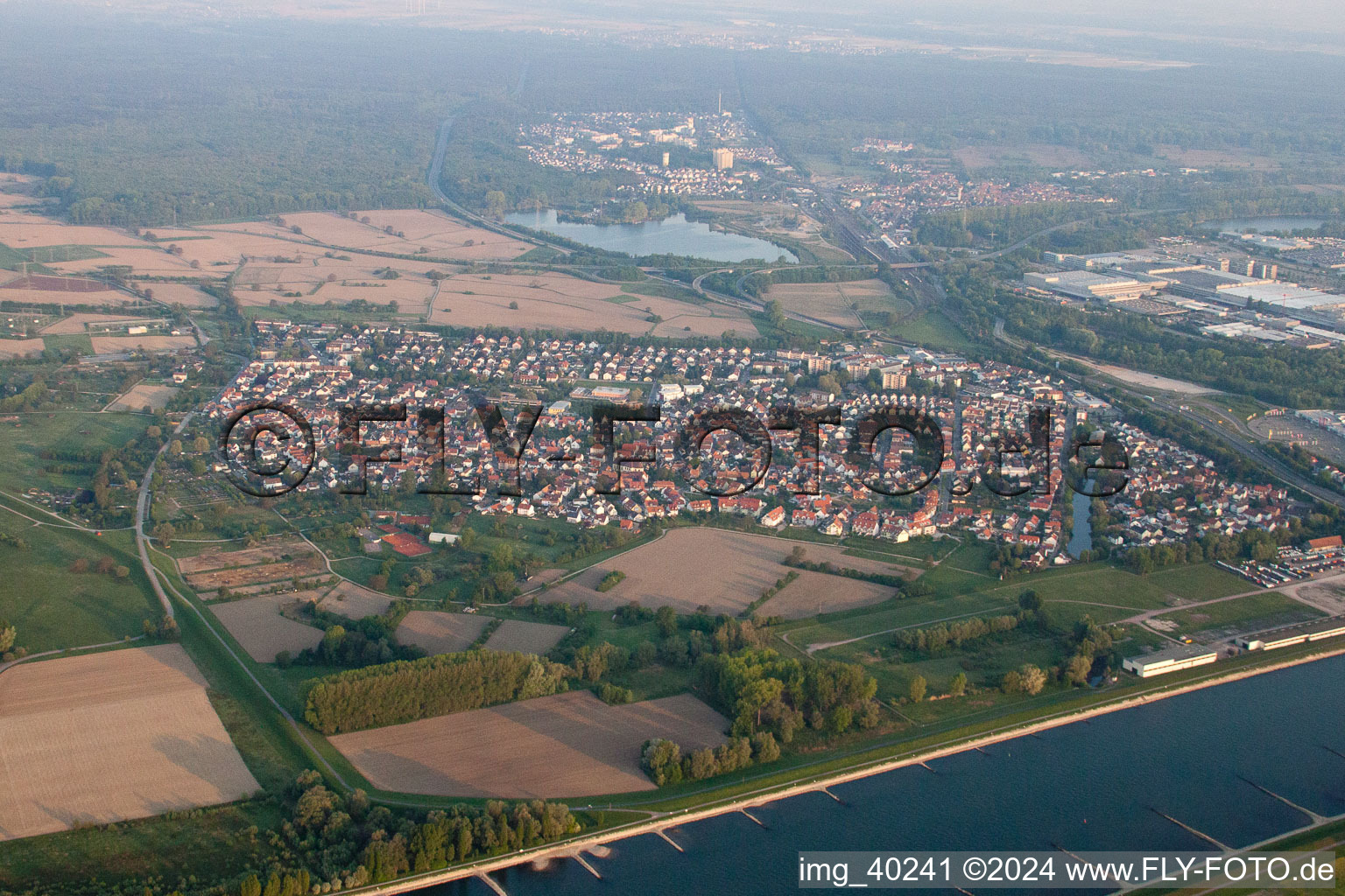 Quartier Maximiliansau in Wörth am Rhein dans le département Rhénanie-Palatinat, Allemagne du point de vue du drone